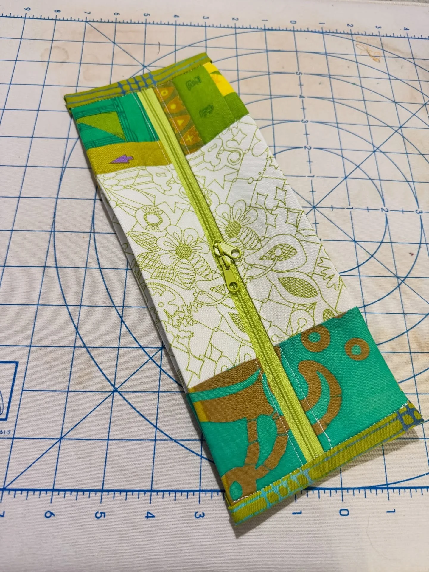 Finished project! I used some of my little scrappy squares to make a Popcorn Pouch!  This pattern by @amistabaker is so fun. I&rsquo;ve had it for a long time. 

My friend @lovinglylissa made a bunch of awesome pouches to swap at QuiltCon and gave me