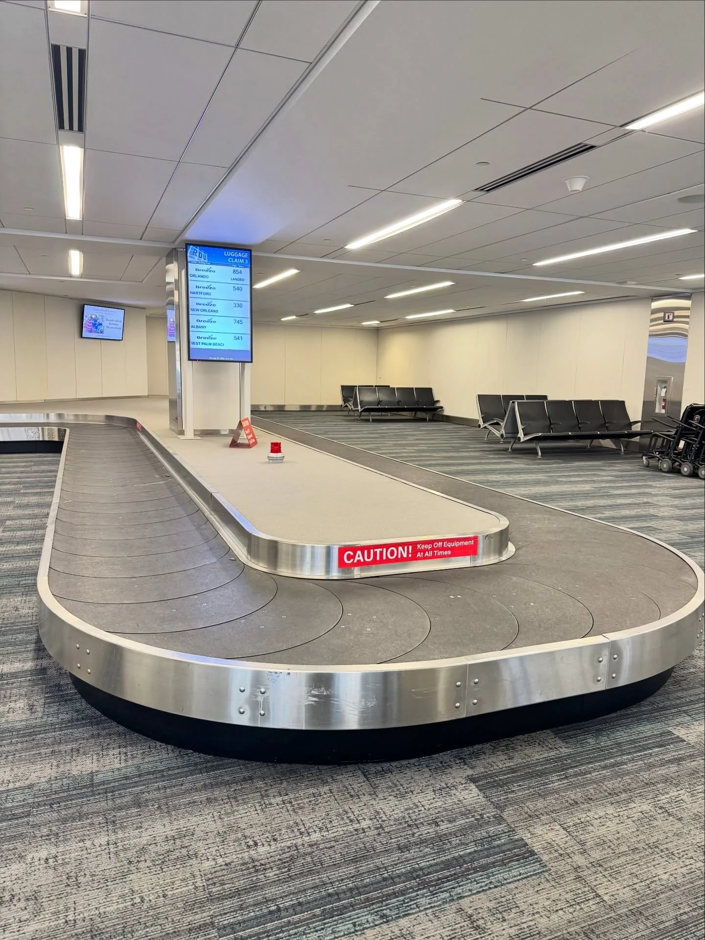 My week at QuiltCon, on just a few pics. Woooo! 
So many hugs and giggles with friends. I saw so many people I wasn&rsquo;t expecting. I&rsquo;m not much for selfies, I need to remember to ask more often. 
Carolina Oneto said my design was great in c