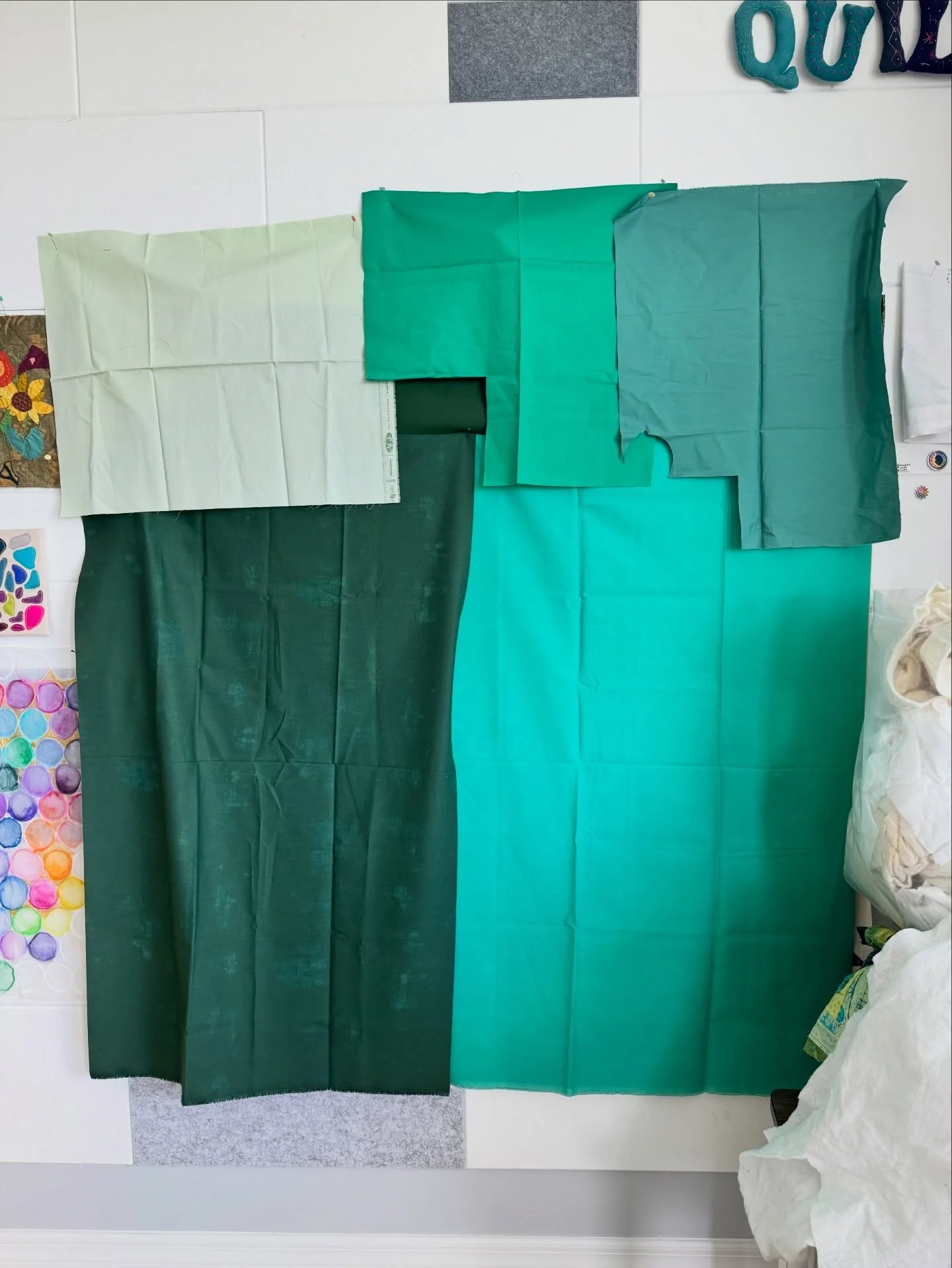 Thank you, @christaquilts for the inspiration!  Leftover fabric has been used up, along with a few smaller pieces from my closet! 🧹 

Feeling virtuous! 😇

Now, do we need to piece some batting? 🤔

#scrappyback #piecedback