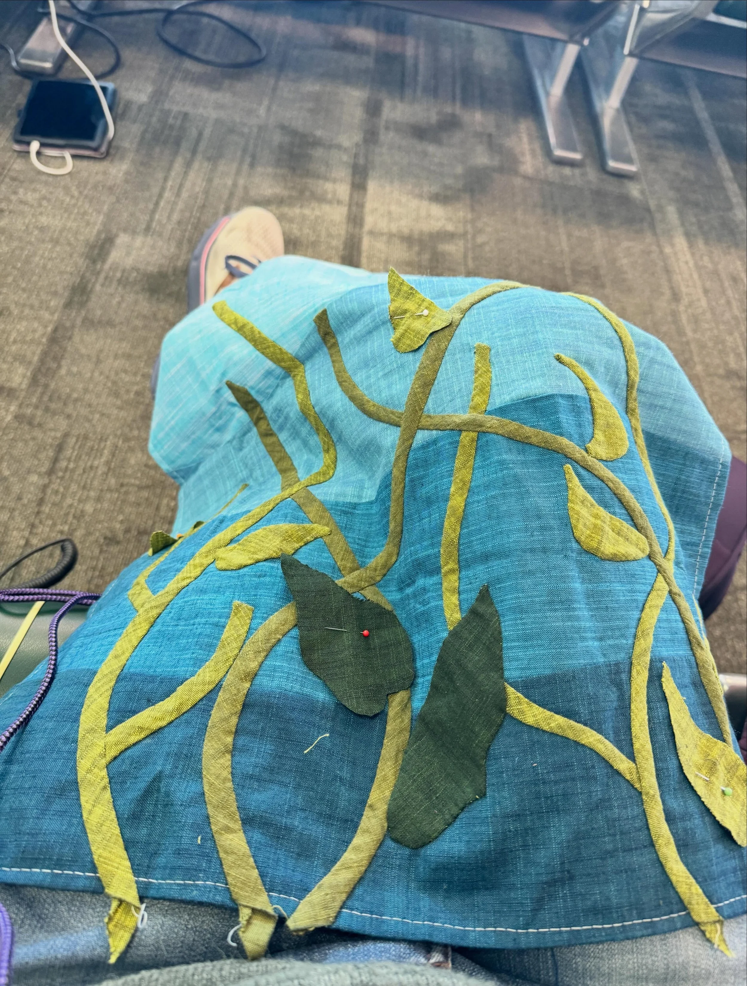 Back to my florals! I&rsquo;m laying down a wild background of stems and leaves on this one. I feel more flowers coming on. I love having sewing with me when I travel. 

Fabric is Handloom by @tarafaughnan for @windhamfabrics 

Thread is Efina by @wo