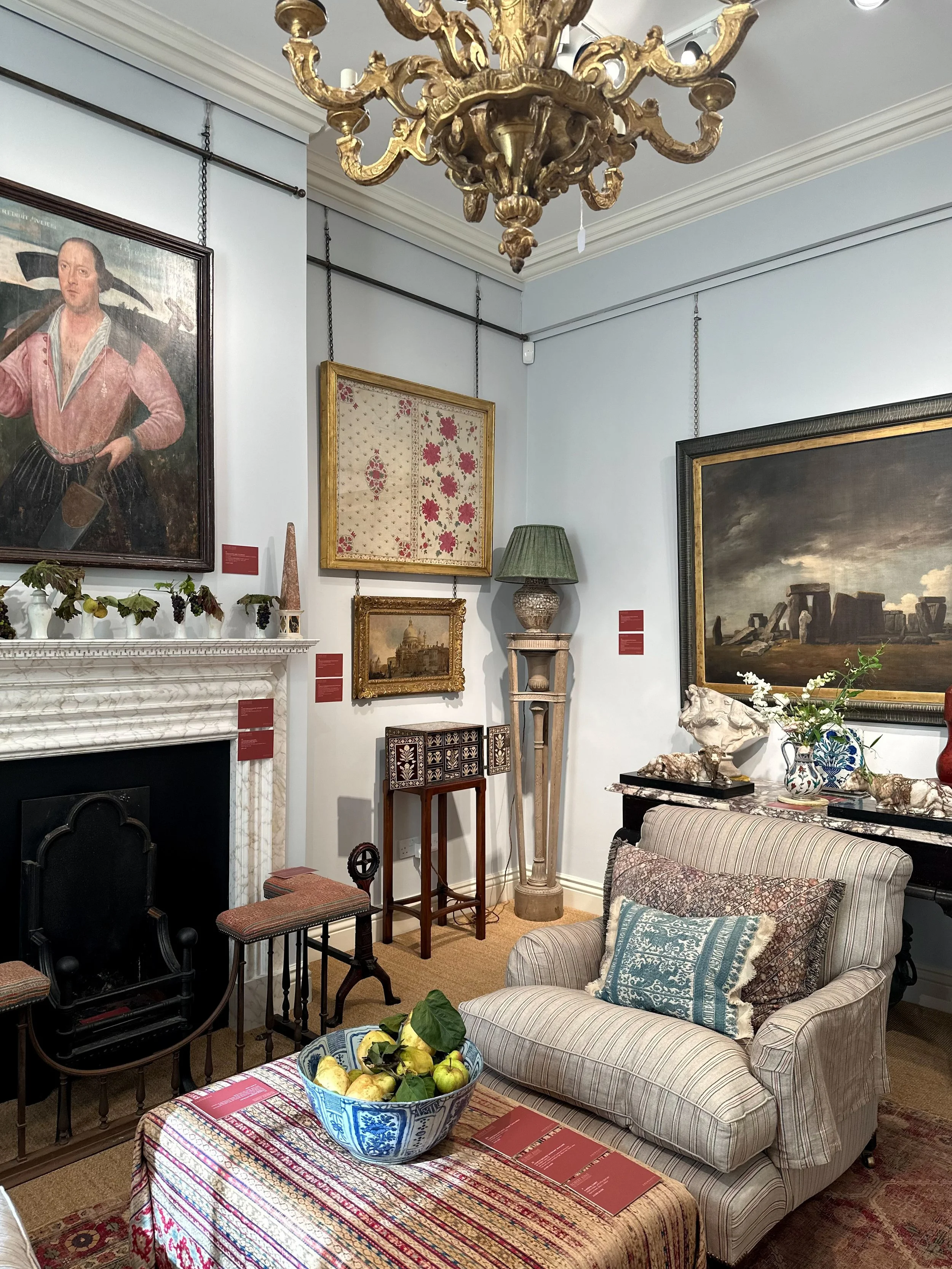 10 Essential Tips for Buying Antiques at Auction