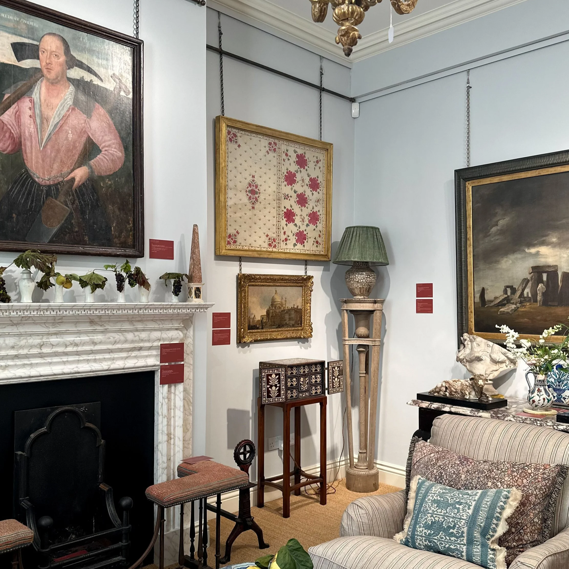 10 Essential Tips for Buying Antiques at Auction