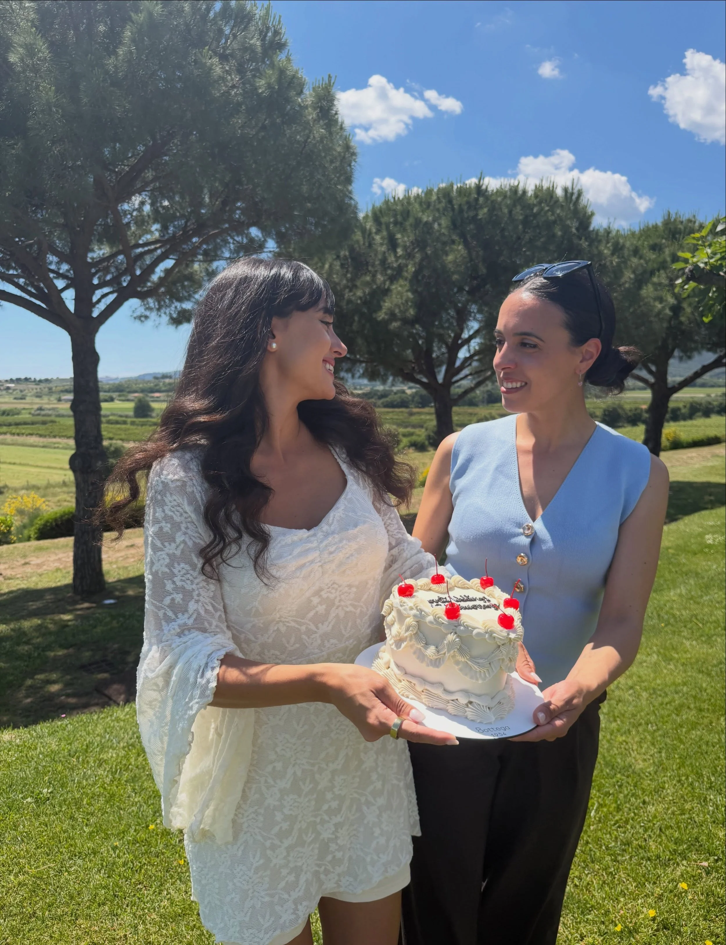 One year of Carniti Weddings ✨

What started as an idea at the beginning of 2025 officially became reality in May 2025. From the very beginning, we believed deeply in what we were creating, but we could never have imagined just how beautiful this jou