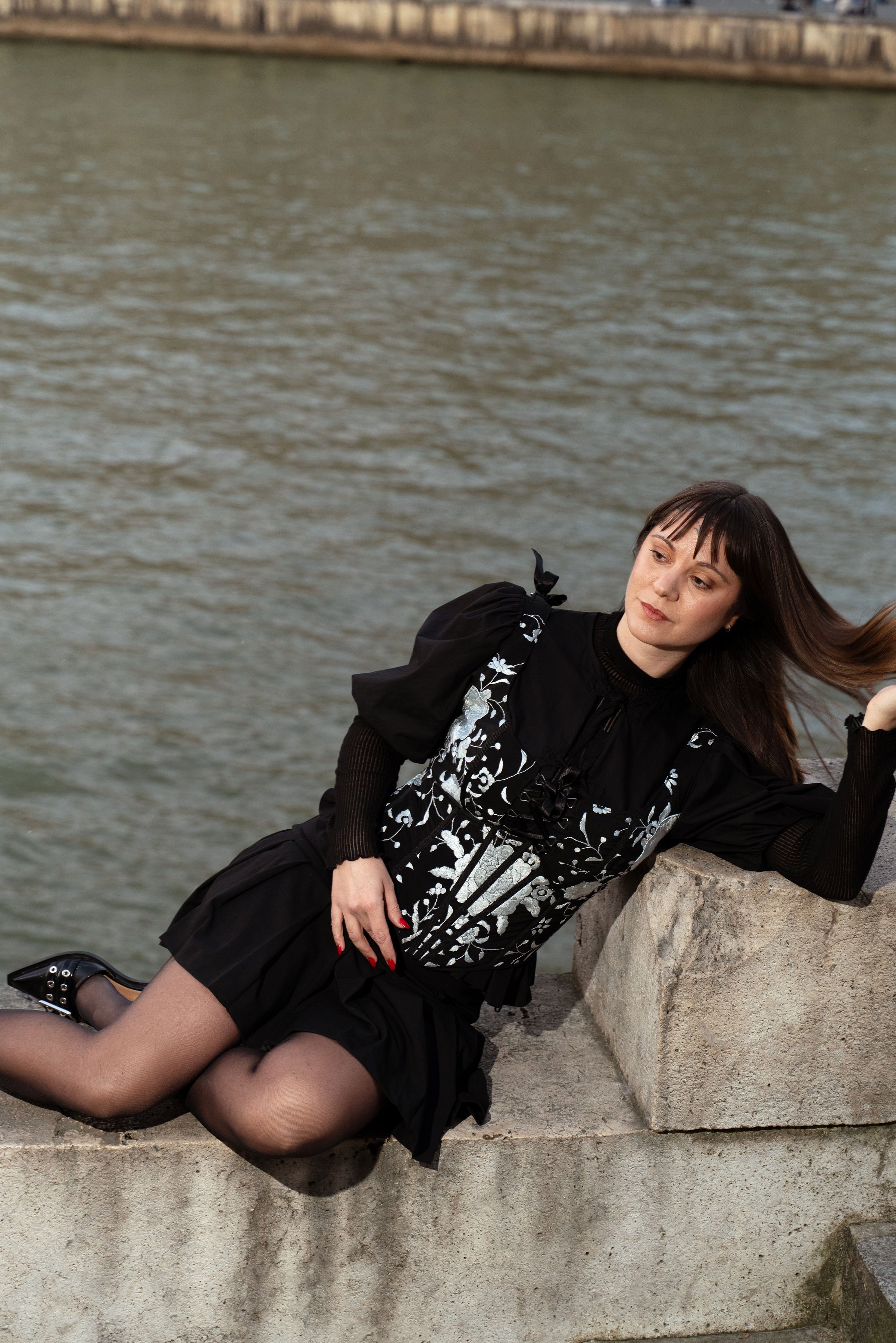 chica en la seine paris