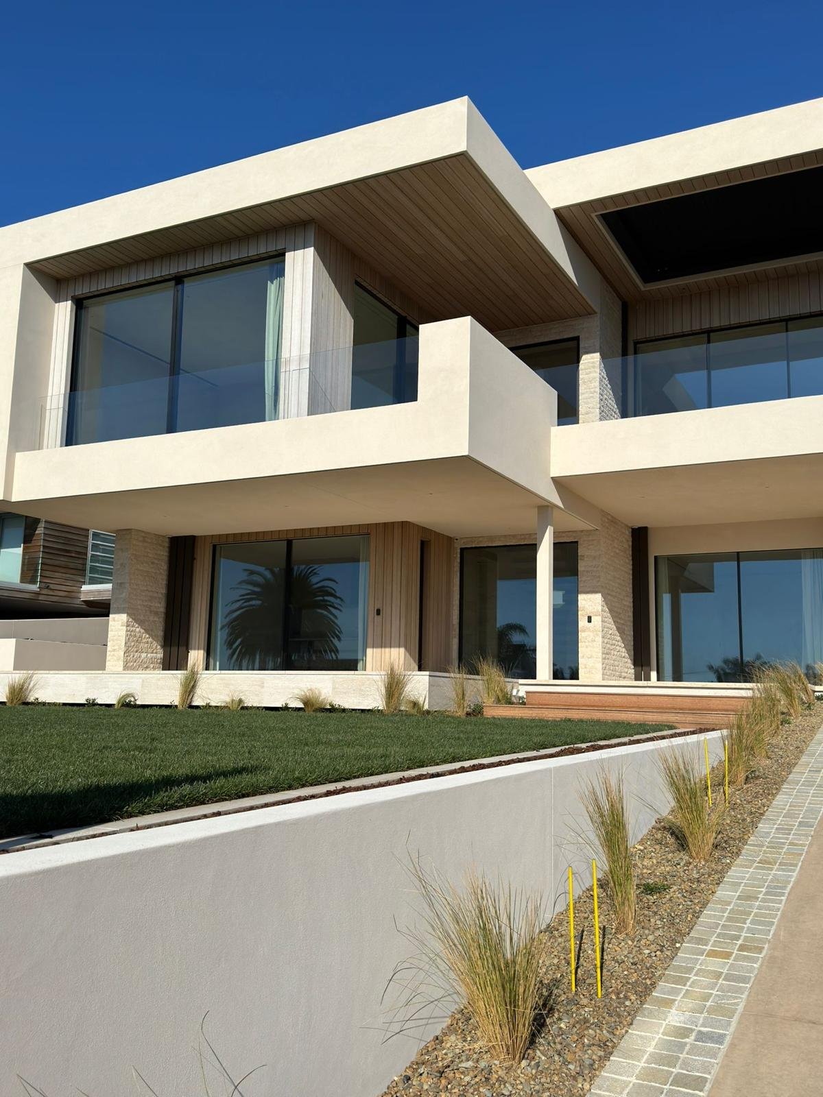 This Mount Maunganui home features Stolit MP Natural, a high-performance exterior finish that protects against the elements, enhances visual appeal, and is ideal for those building or renovating homes with a focus on durability and energy efficiency.