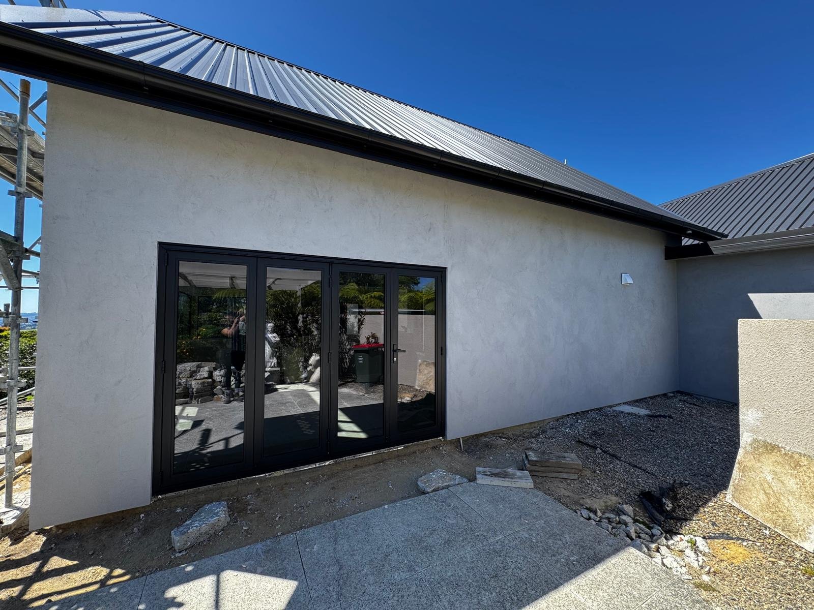 Cladding and plastering installation with Stolit Milano texture applied, creating a seamless, clean finish that ensures weather resistance and enhances the overall appearance of the home.
