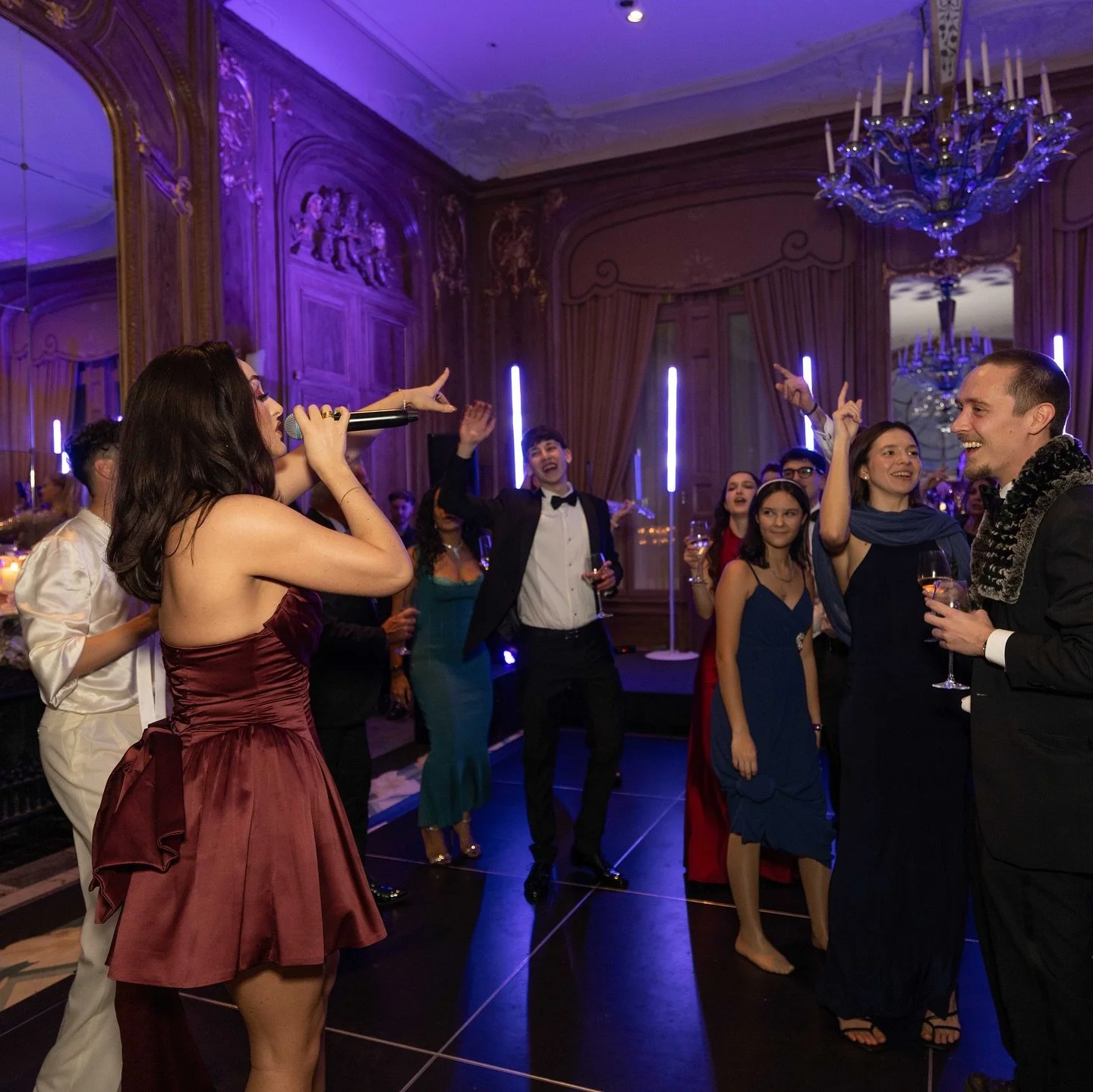 Electric Rose roaming the floor at Claridges, captured by @fashitect #femaleband #djlive #dj #girlband #dj #interactive #claridges #london #singer