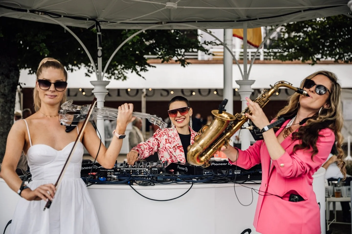 #throwbackthursday we are very much missing the sunny summer today! 📸 @goodwood_races @goodwood #goodwoodracecourse #sax #violin #dj #girlband #goodwoodraces