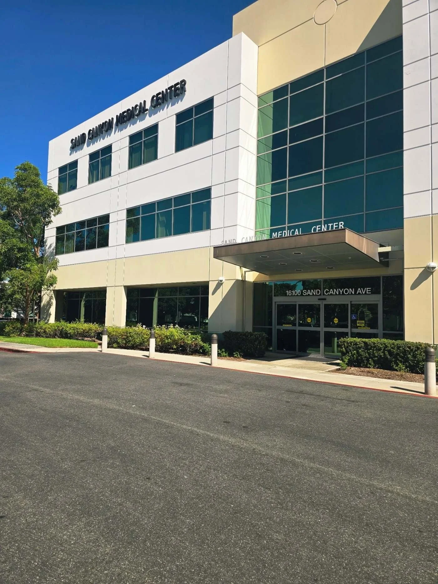 Entrance to the Sand Canyon Avenue medical building where you can visit our dentist in Irvine, Sand Canyon Dental