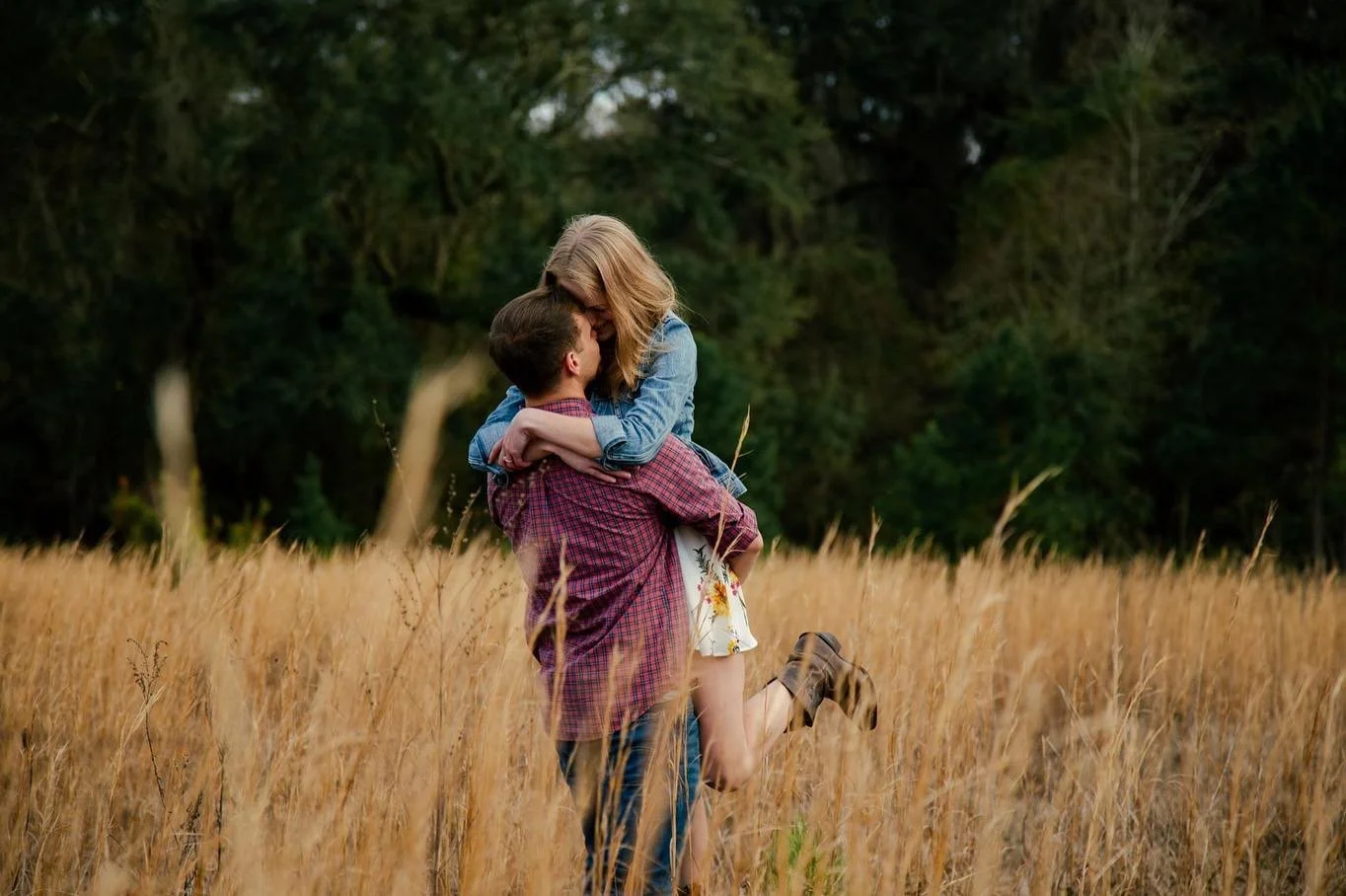 I love LOVE. It sounds corny, but it&rsquo;s true! Between this fun engagement session with Danielle and Austin, and Valentine&rsquo;s Day yesterday, I think we are all feeling some romance in the air! Here are a few of my favorite shots from this sh