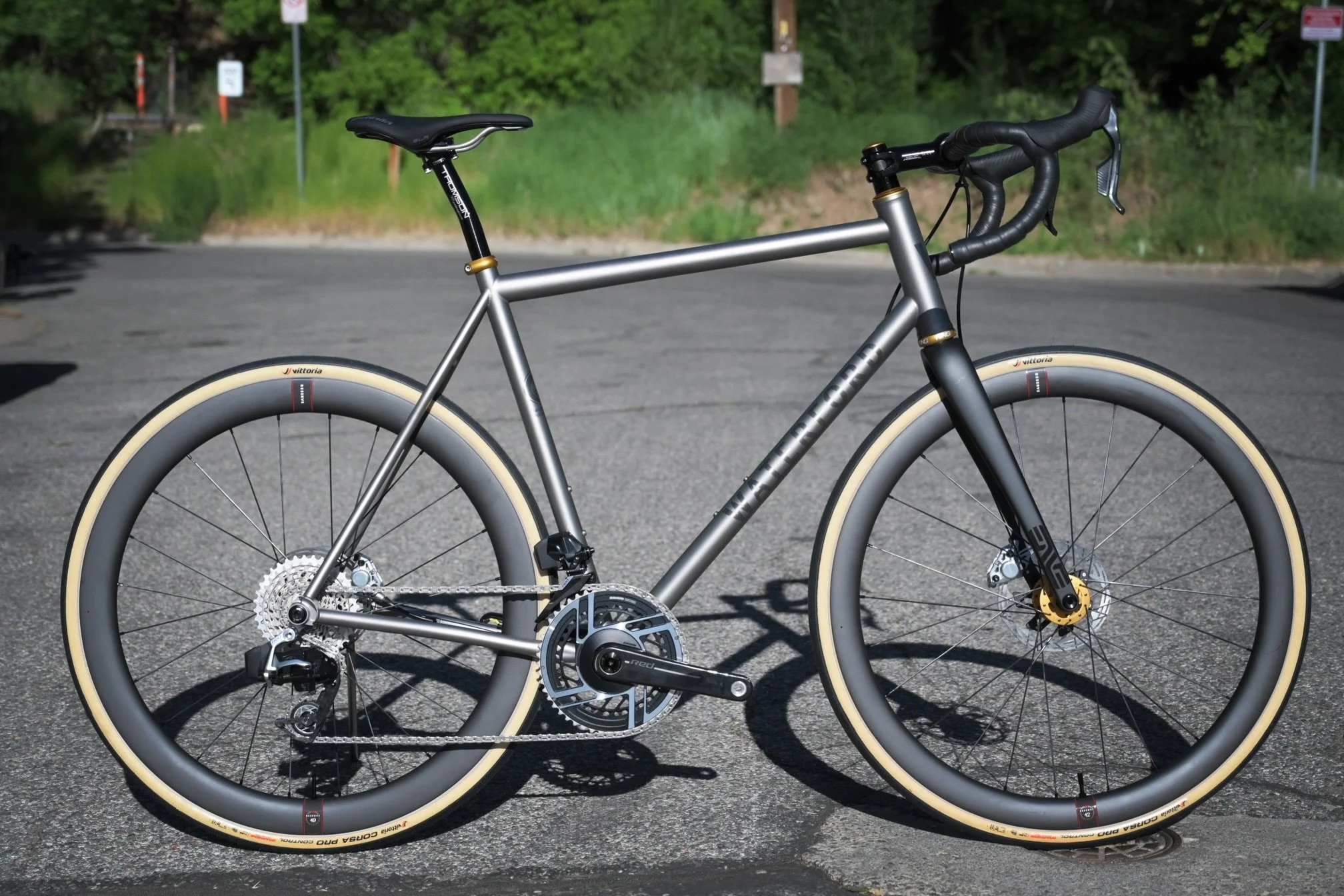 Waterford 55-Series Titanium All-Road is dressed to the nines &amp; is absolutely stunning!! 

Outfitted with @chriskingbuzz 50 Anniversary Gold ceramic components, @bikethomson cockpit, &amp; @reservewheels for a level of performance that is unmatch