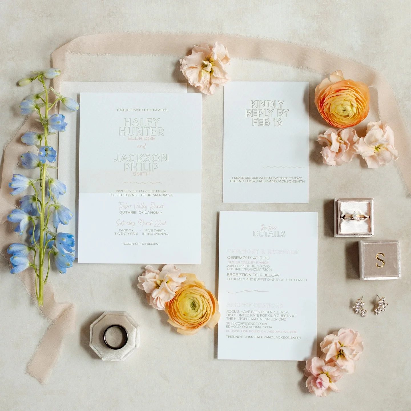 Designed the invites for our big day &mdash; soft colors, simple fonts, and all the little details that made it feel like us 🤍

📷: @lauren.e.rader