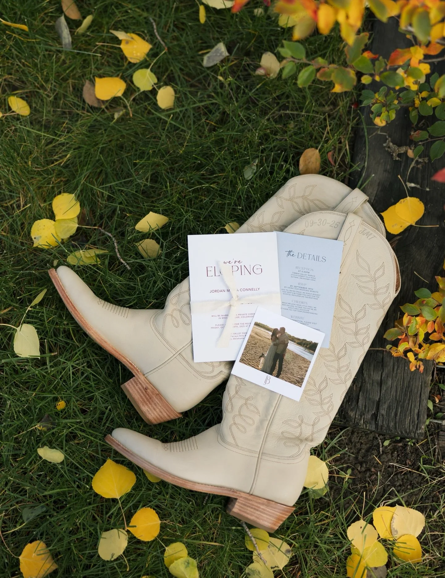 Moody western for Jordan and Blake...where simplicity meets western romance. Soft tones, timeless style, and a subtle touch of color to celebrate the Tobins&rsquo; love. 🤎

Bride: @jordantobin__ 
Photography: @kayleyjo 
Reception Venue: @timbervalle