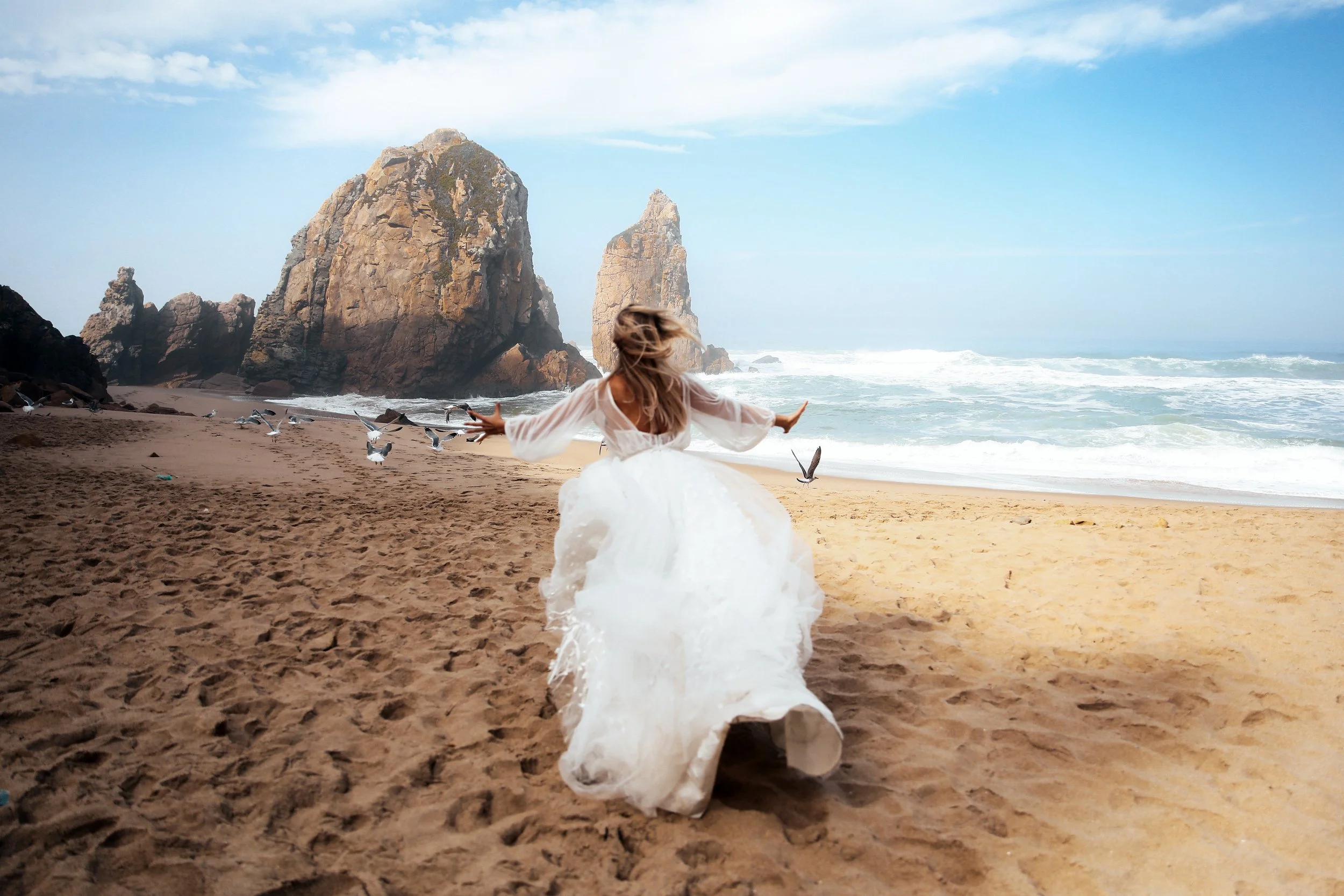 Bride_Running_On_The_Beach_original_1398304.jpg