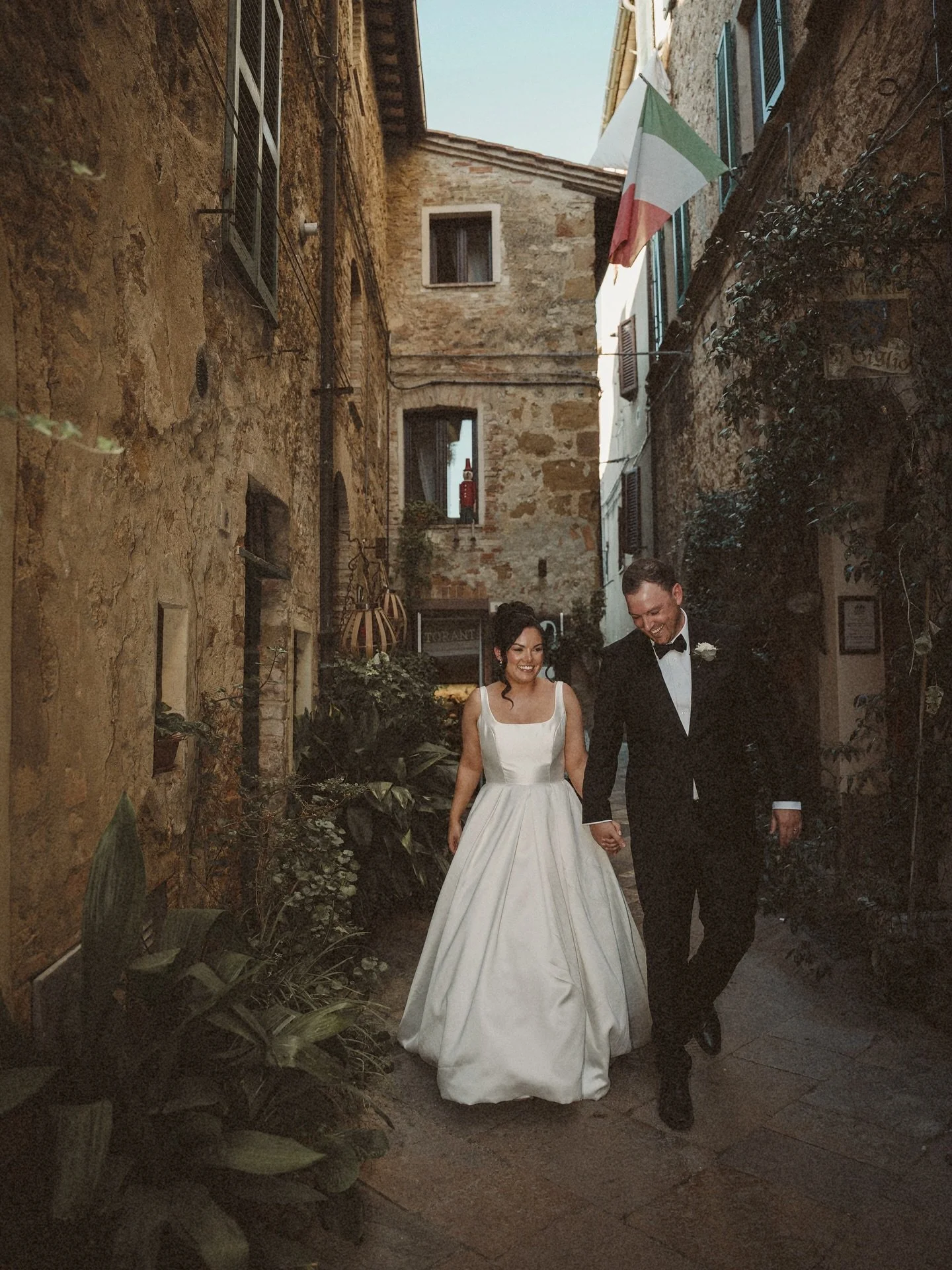 Casa Bare Bride and Groom Alexandra &amp; Louis 🤎 married in Torrita di Siena, Tuscany, Italy October 2025 

We worked closely with this couple to create the perfect wedding tan with our personalised self application package. 

This included careful