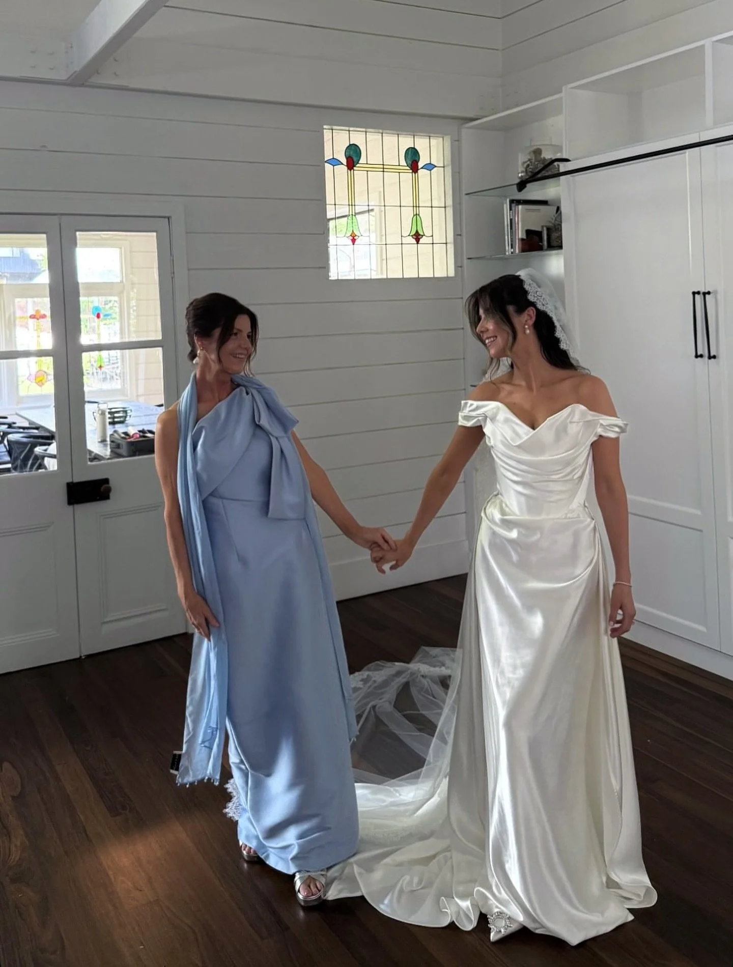 Mother&ndash;daughter moments like this &gt;&gt;&gt; 🤍 Honoured to tan the beautiful casa bare bride @taragandy and her entire fam for the big day. Families that tan together stay together 🫶🏽

Photographer @jennafaheywhite