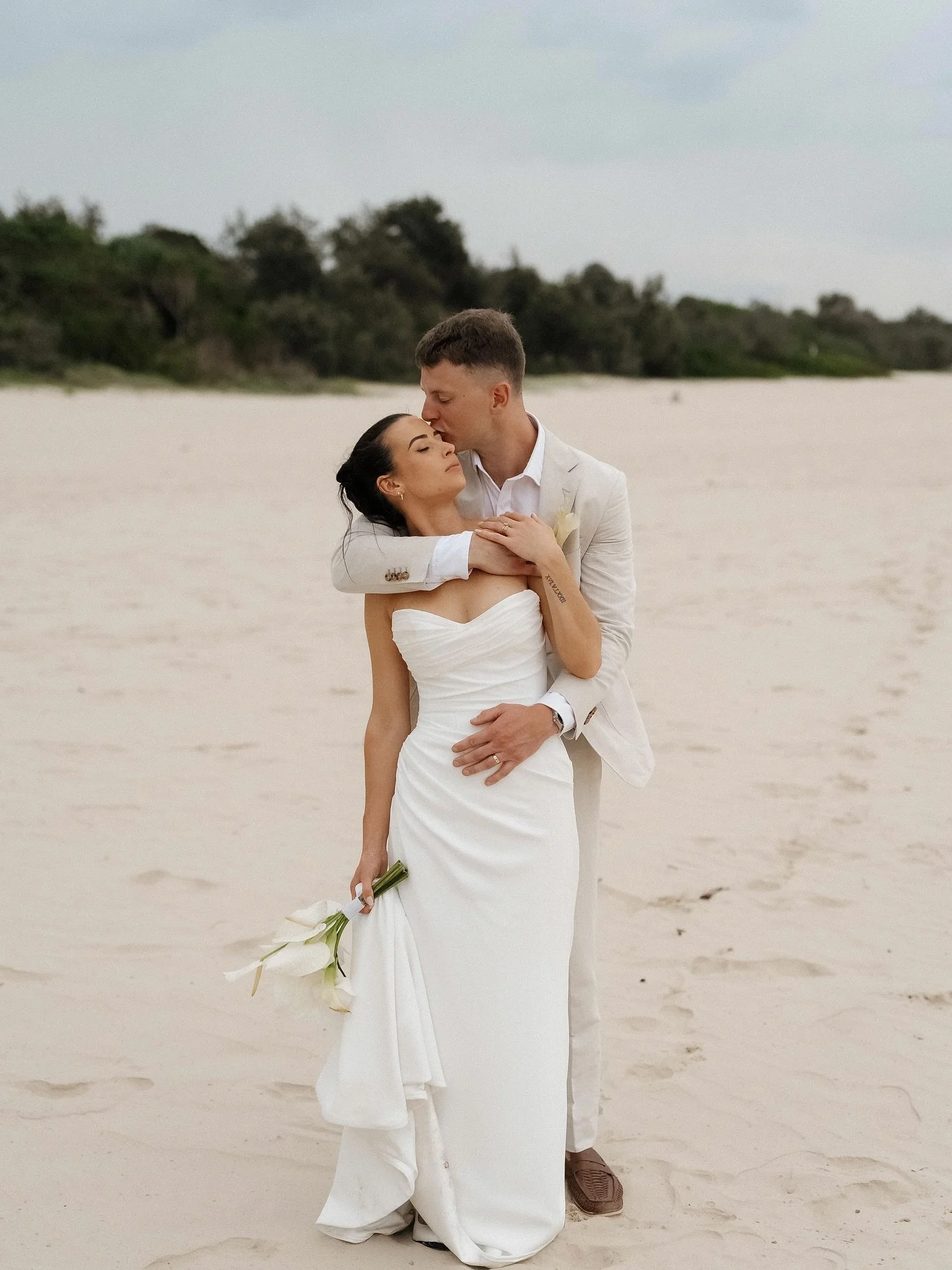 Our beautiful Casa Bare destination bride @katrina.sleeman married in Noosa to her 🤎

MUA @kateellenmakeupartistry 
Hair @loveisinthehair_byliz 
Photography @lukemiddlemissphotography 
Celebrant @ceremoniesbyemma_ 
Venue @catalinanoosa 
Dress @kyhab
