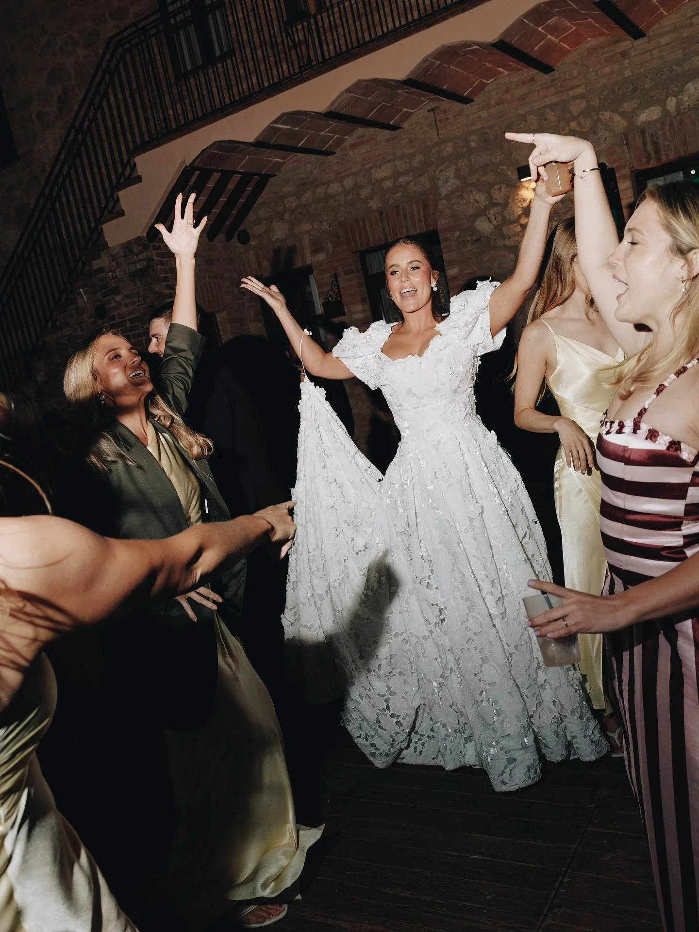 Rose travelled from Australia to Tuscany for her destination wedding in October 2025 and chose not to do a trial tan.

What she did choose was trust.
A considered plan.
A custom colour created for Italian light, long days, and even longer nights.

Fr