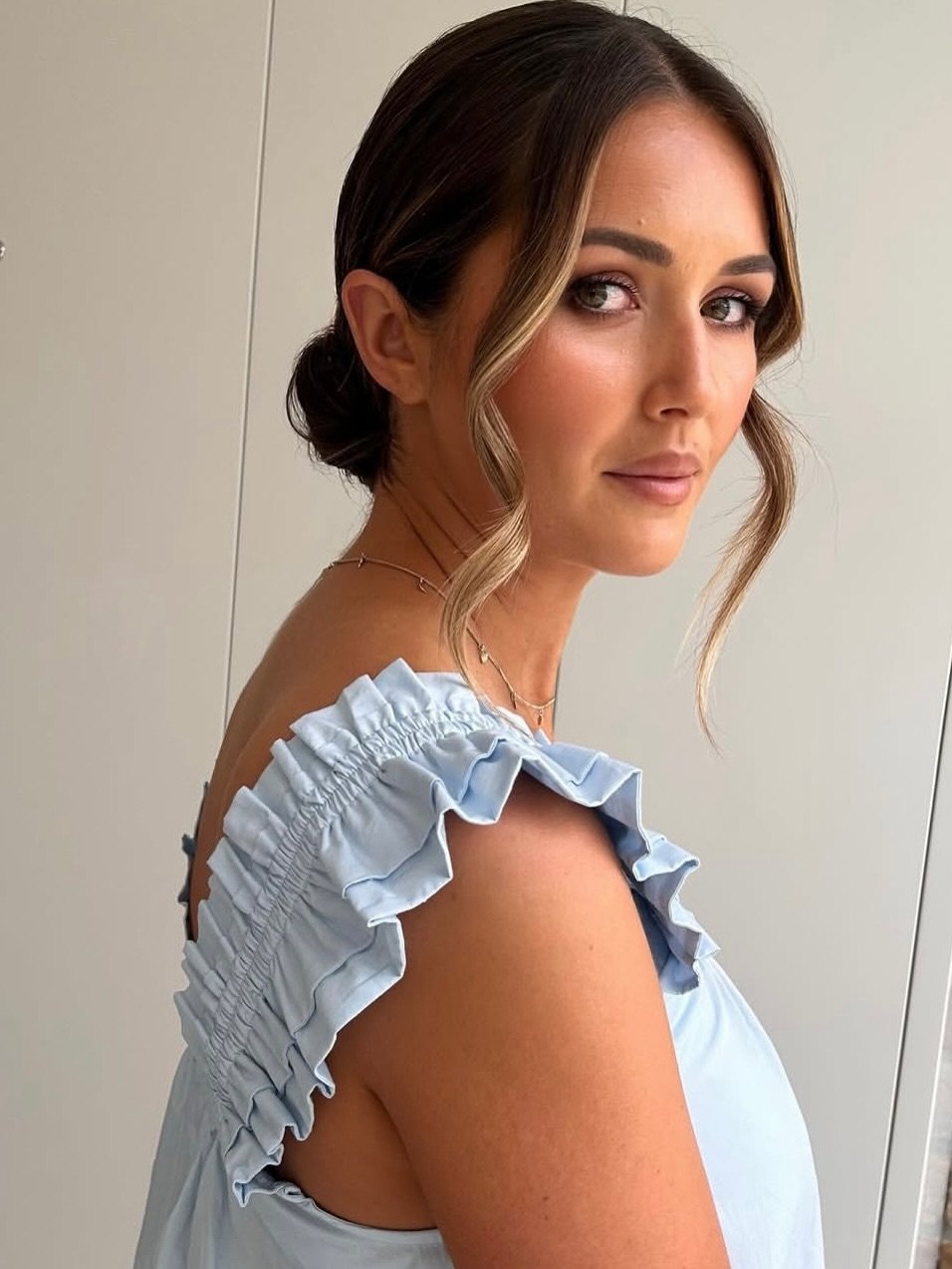 A moment for the bridesmaids 🩵🤎

@chloehalohair hair queen, @sianhowardbridal MUA for @emmaleury Noosa Wedding 

#bridaltan #weddingtan #spraytanartist