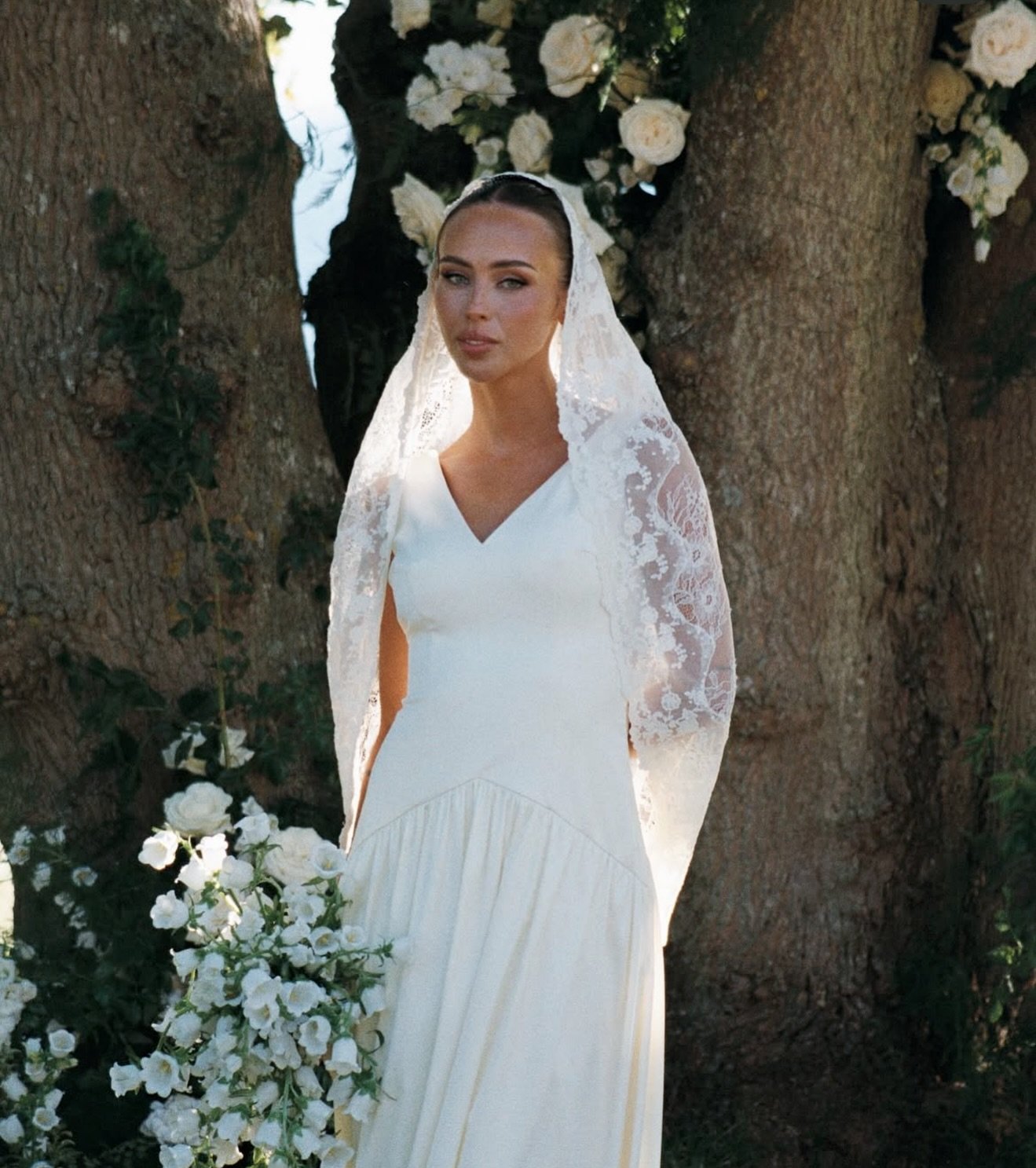 A moment for the lace veil 🤍🤍🤍

#destinationweddingitaly #bridaltan #italywedding #luxurywedding #destinationwedding