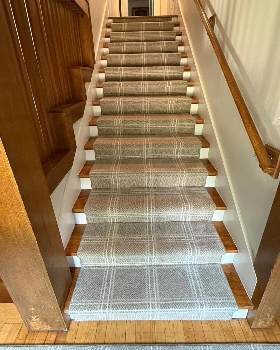 Coordination is key. ✨ From the floor to the stairs, we created a seamless flow with this perfectly matched hallway and Hollywood-style stair runner.
The beauty is in the craftsmanship:
▪️ Custom Fit: Made-to-measure for a flawless look.
▪️ Durable E