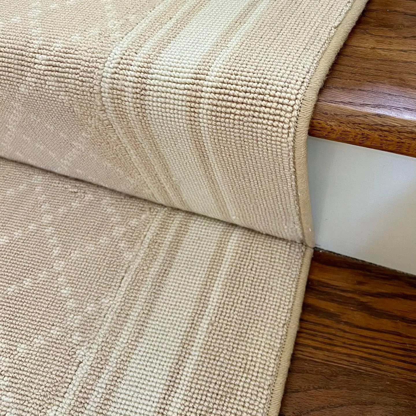 The beauty is in the details. At Kinrich Structured Rug Studio, we believe in a process that transforms broadloom into a masterpiece.
For this staircase runner, we followed these key steps to ensure a flawless result:
1️⃣ Precision Templating: The fo