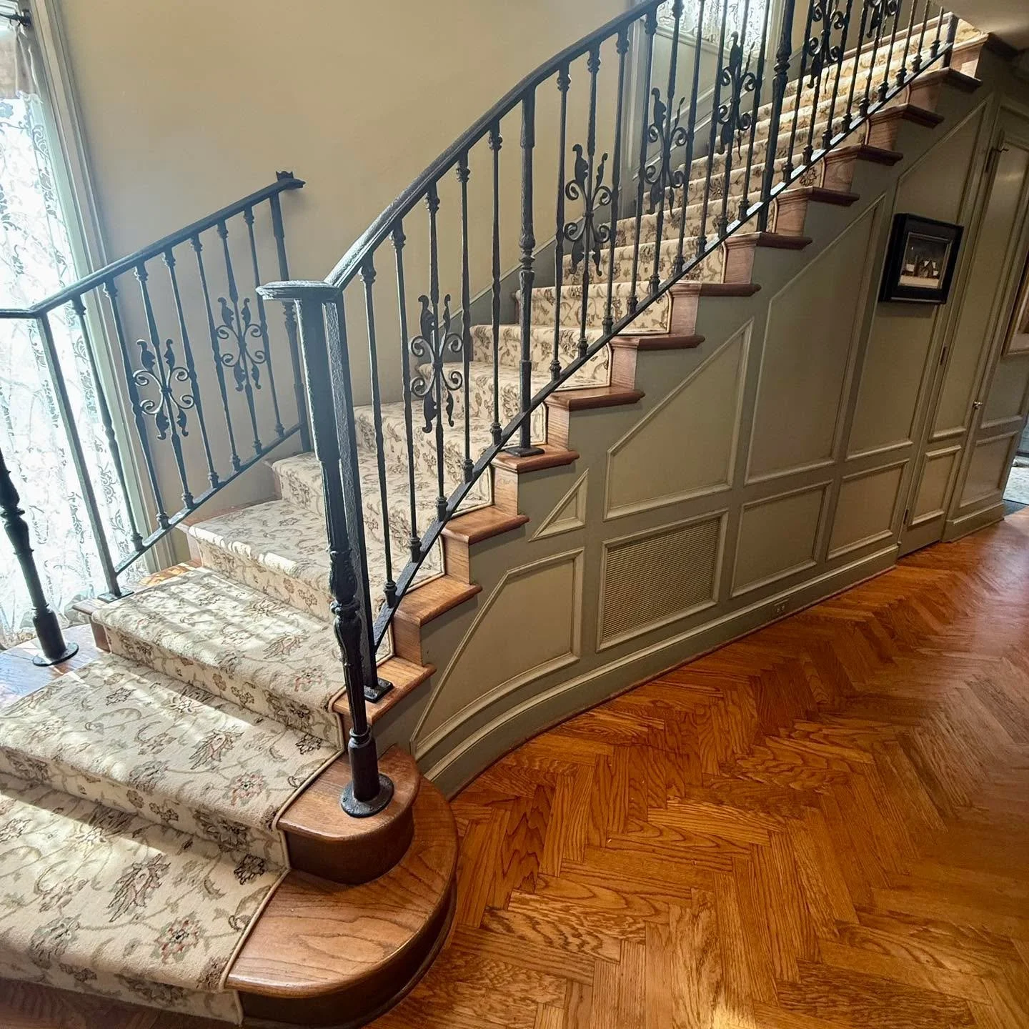 We're thrilled to share our latest custom staircase runner installation! ✨
This elegant runner was templated by Kinrich Structured Right Studio:
🧵 Expertly serged broadloom to create the perfect edge finish.
📏 Precision-fit to every curve and step.