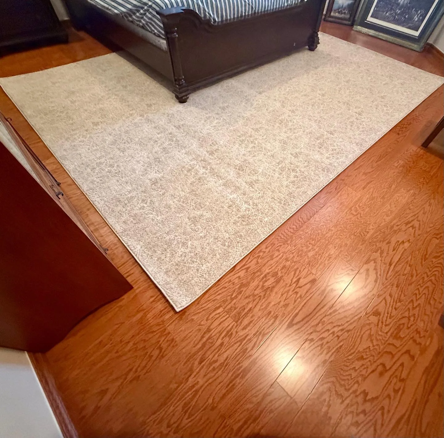 Details matter! ✨ Our custom broadloom rug with impeccable serging from Kinrich Structured Rug Studio adds so much character to this bedroom. The subtle, almost abstract pattern creates a beautiful textural interest, and that perfectly finished edge?