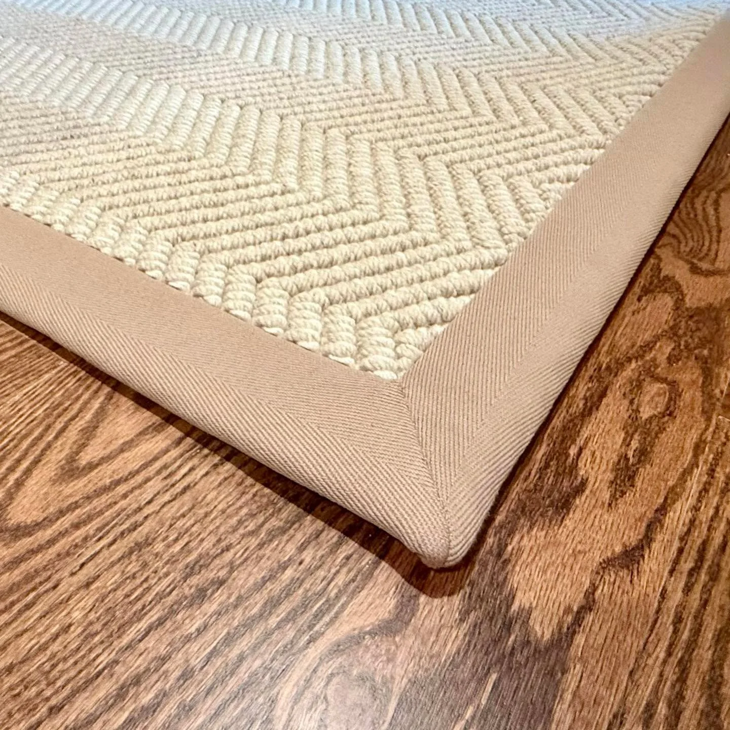 A look that anchors and elevates! 🤩 At Kinrich Structured Rug Studio, we turn broadloom into bespoke area rugs.
Check out this stunning custom rug, fabricated for one of our clients. The intricate, textured herringbone pattern provides a soft, invit