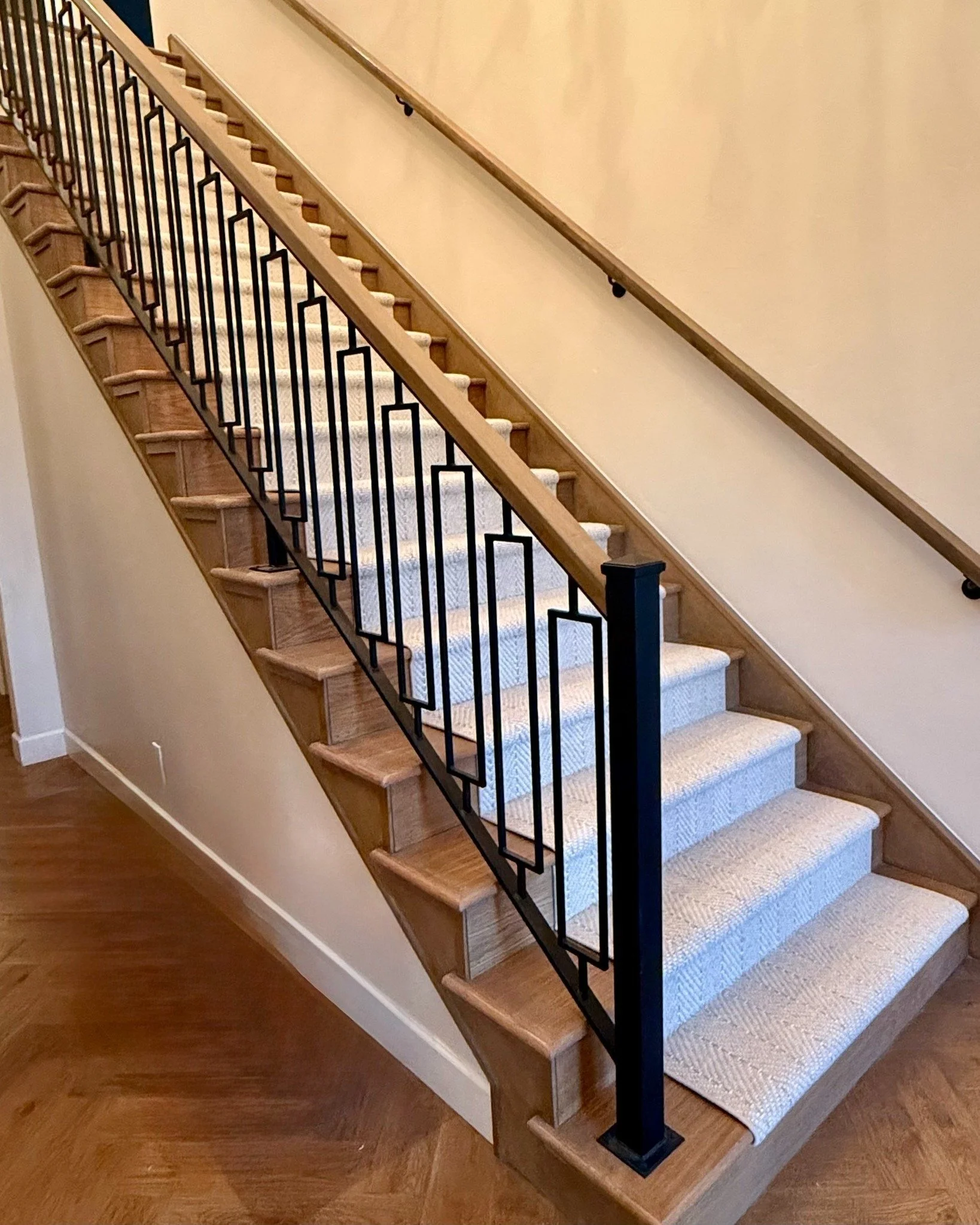 Is your staircase looking for a transformation? 🏠

Our latest project at Kinrich Structured Rug Studio showcases how the right installation technique can change everything. For this beautiful serged broadloom runner, we utilized the Hollywood instal