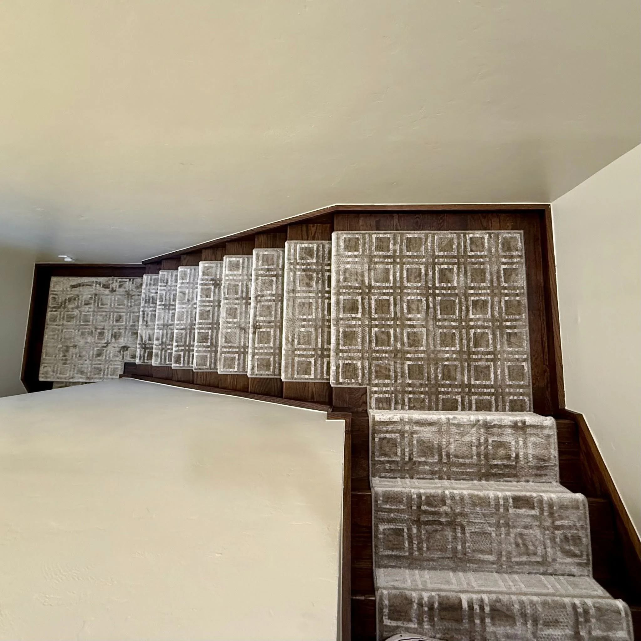 From template to transformation! 🏠🛠️

Check out this recently finished project by Kinrich Structured Rug Studio. This serged broadloom runner was custom-templated to fit these beautiful wood stairs perfectly.

Form meets Function:

✨The Serged Edge