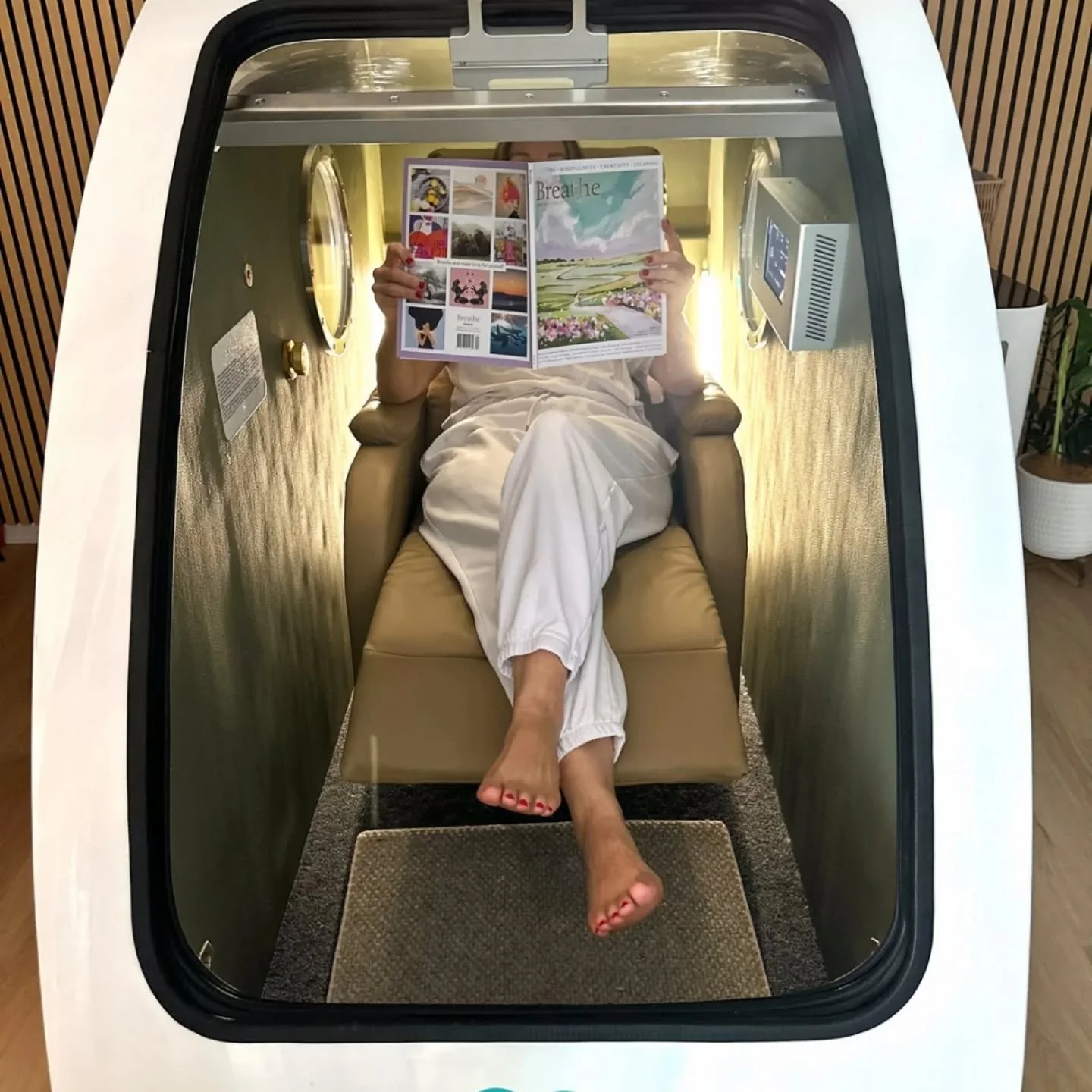 Switch off the world, switch on the inside.
Magazine in hand; mitochondria at work. HBOT delivers pressurised O₂ so energy rises, inflammation settles, and the nervous system slips into true rest. ✨#ThriveO2 
#HBOT #HyperbaricTherapy #OxygenTherapy #