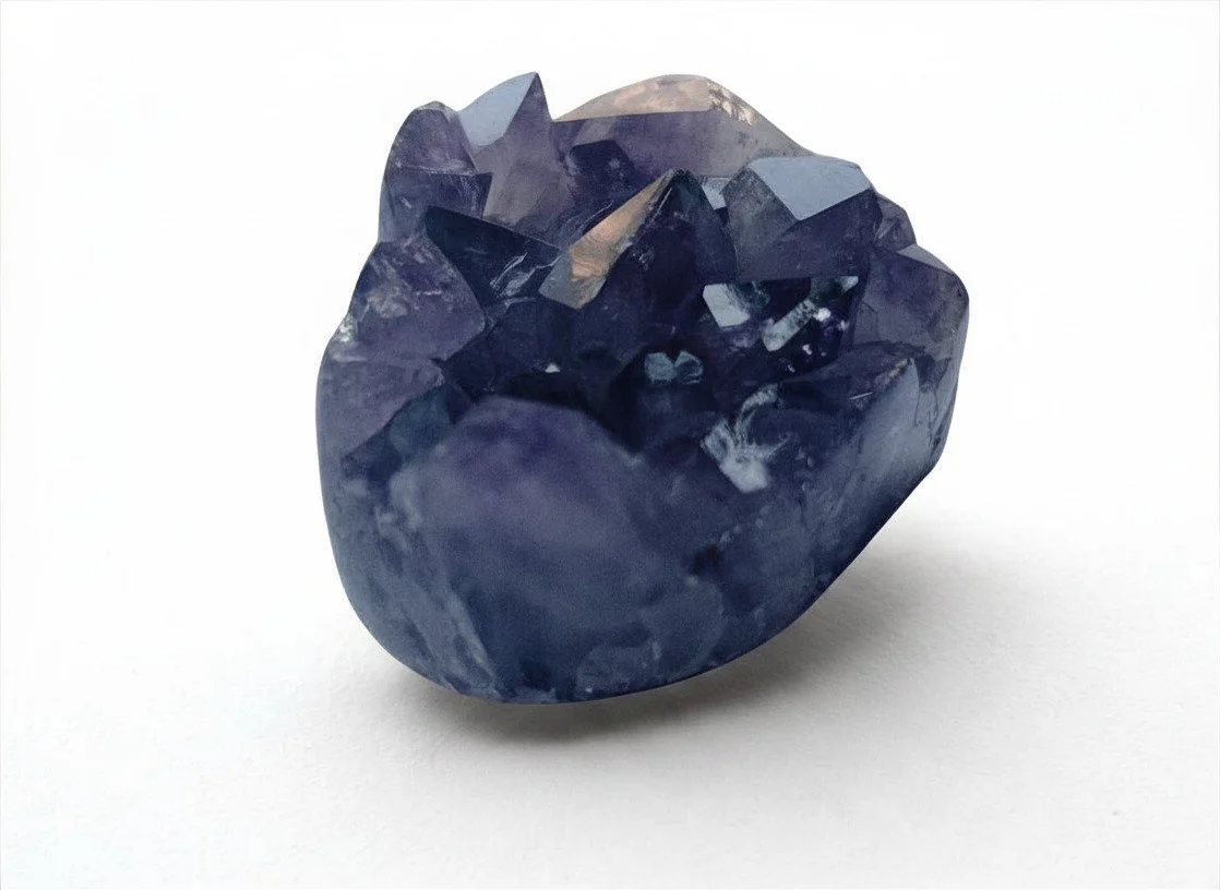 Corazon semipulido de amatista 130g de lado.jpeg