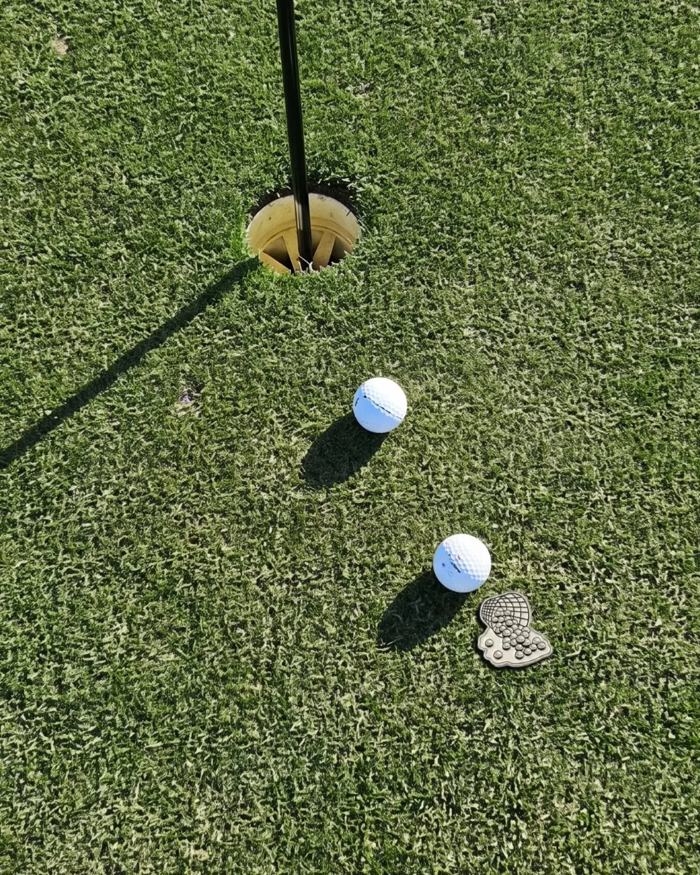 The essentials that accompany you during your round, especially during the important parts, why not make them cute!

One of the ball markers sold as a duo ✨