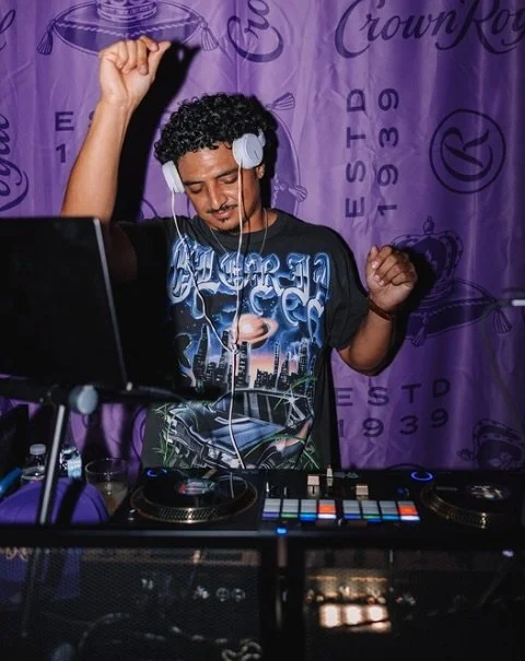 Last-minute announcement &mdash; 

⊘ 🇴&zwnj;🇫&zwnj;🇫&zwnj;🇱&zwnj;🇮&zwnj;🇳&zwnj;🇪&zwnj;⊘
DJ Mikey Offline (@mikeyoffline)
Wednesday, October 22
9M-1AM

Time to turn airplane mode on &ndash; log off and lock in with DJ Mikey Offline this evening