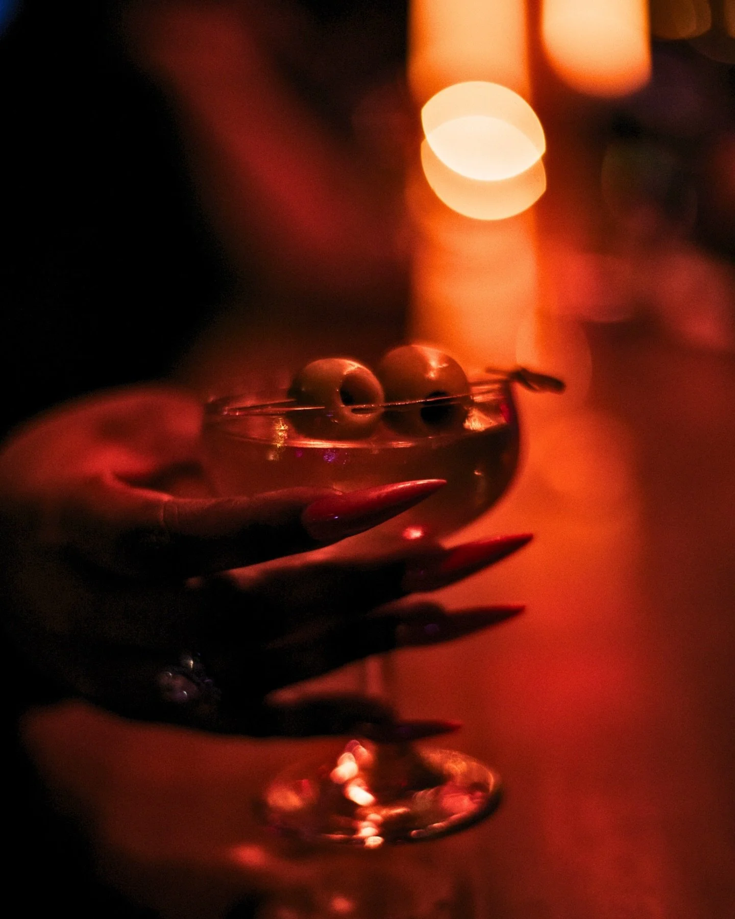 &ldquo;He knows just how I like my martini &mdash; full of alcohol.&rdquo;

&mdash; Homer Simpson 

📸 @sheshoots_