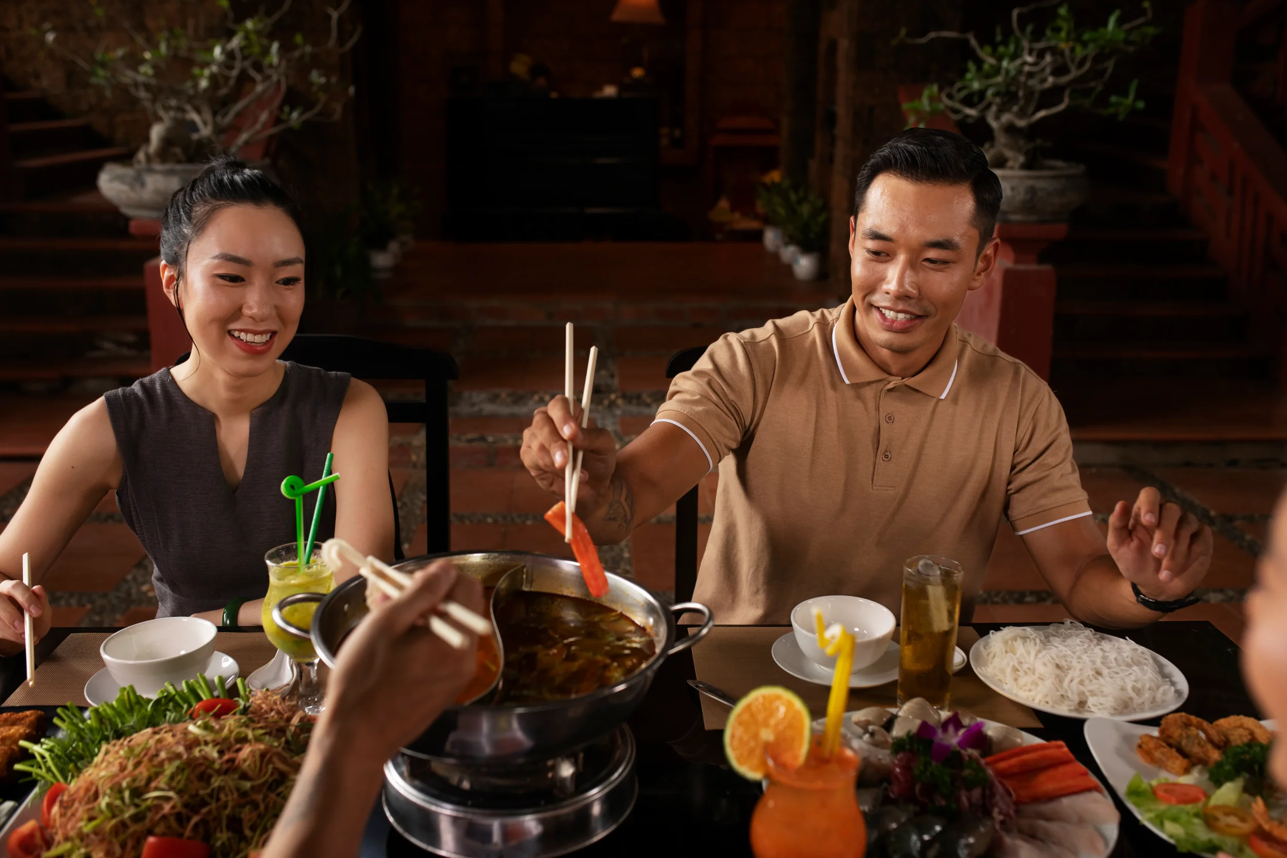 Chinese Dining Etiquette Explained: What to Know Before Your First Authentic Chinese Dinner