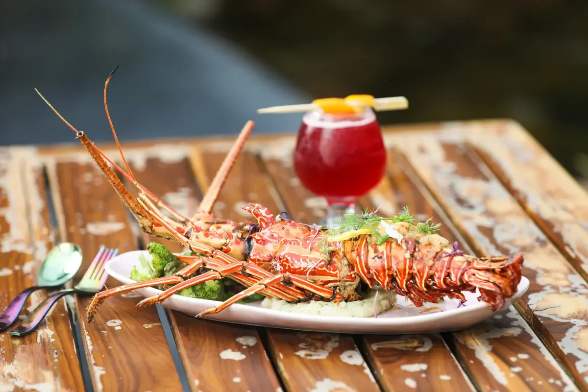 how to eat lobster
