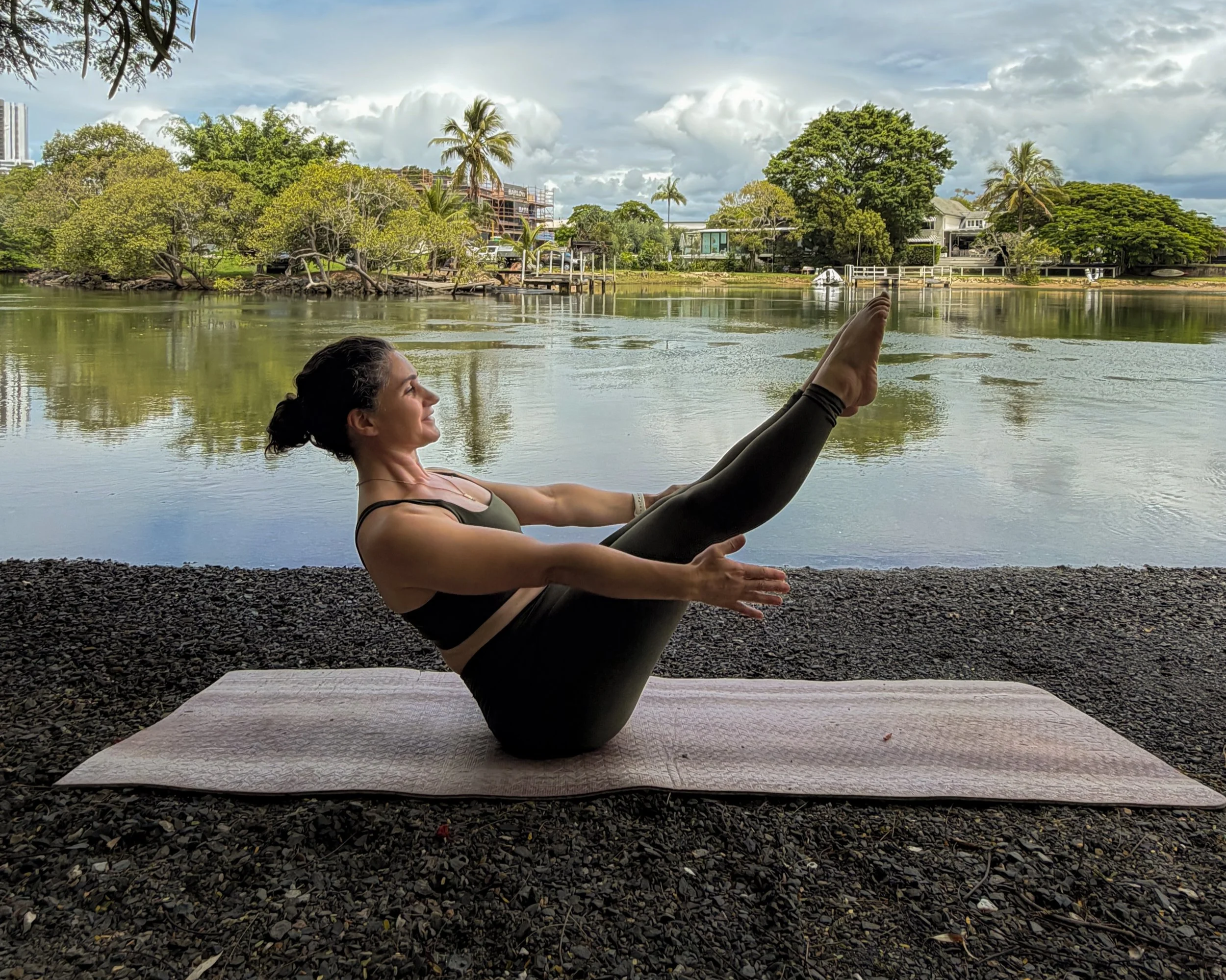 De la ignorancia a la iluminación: el viaje de Paripurna Navasana