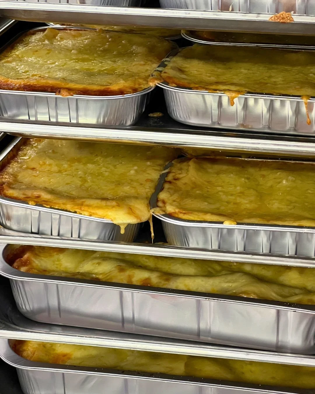 Fresh out of the oven and still bubbling! This is how every Pearson Foods lasagne starts its journey to your table.  Handmade layers &amp; golden melted cheese 🧀