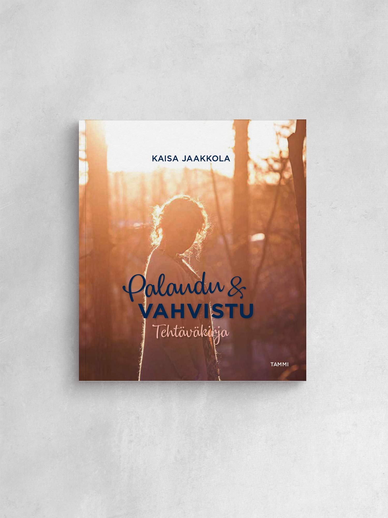 Kirjan kansi, jossa kuva naisesta puistossa auringonlaskussa, teksti Palandu & Vahvistu, Tehtäväkirja, Kaisa Jaakkola, Tammi.