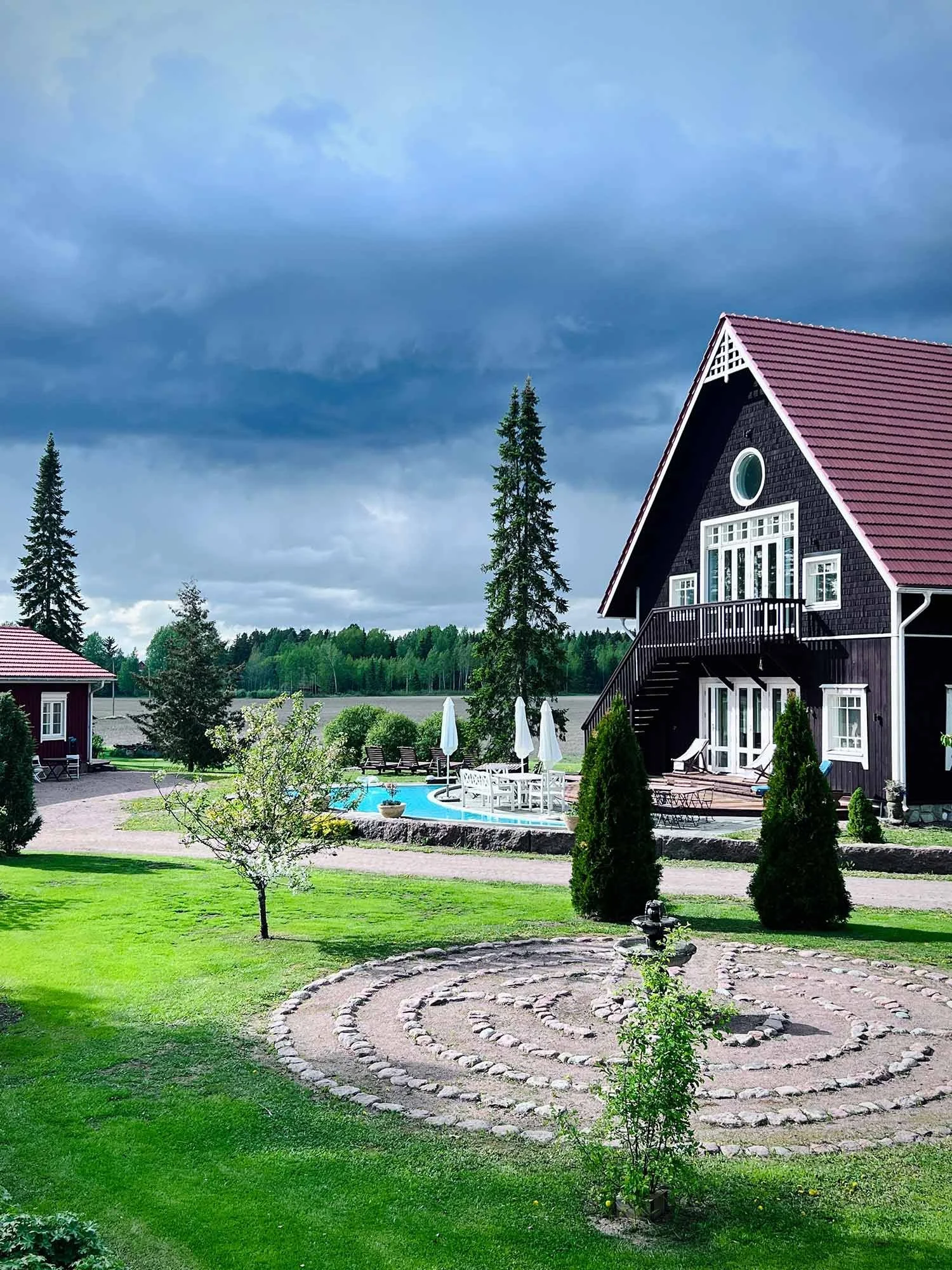 Wellness- ja retriittikeskus Villa Mandalan päärakennus ja puutarha.