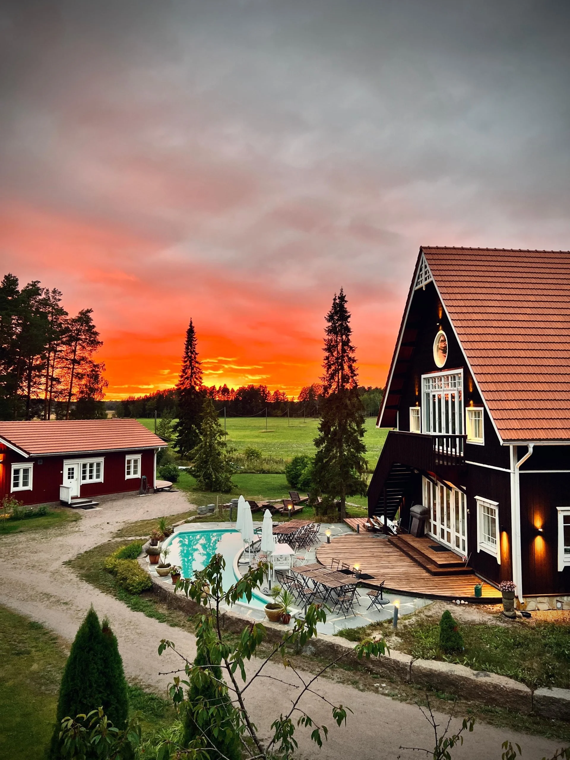 Villa Mandalan valoisa joogasali, jonka keskelle on aseteltu joogamattoja piiriin. Puisista kattopalkeista roikkuu värikkäitä unisieppareita.