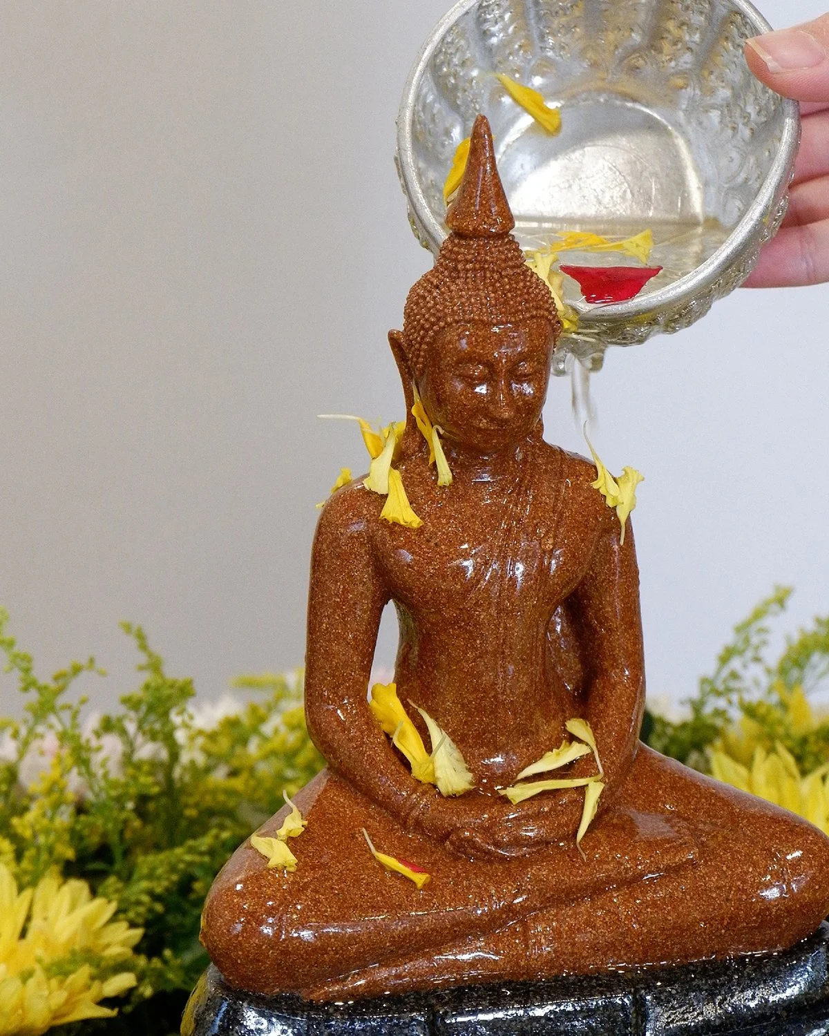 💦 𝐂𝐞𝐥𝐞𝐛𝐫𝐚𝐭𝐞 𝐒𝐨𝐧𝐠𝐤𝐫𝐚𝐧 𝐚𝐭 #TheMotifsEcoHotel!
.
To get everyone ready for the upcoming #Songkran, we have prepared a few special treats to make your Songkran moments even more fun and memorable.
.
🙏 𝗧𝗿𝗮𝗱𝗶𝘁𝗶𝗼𝗻𝗮𝗹 𝗕𝗹𝗲𝘀?