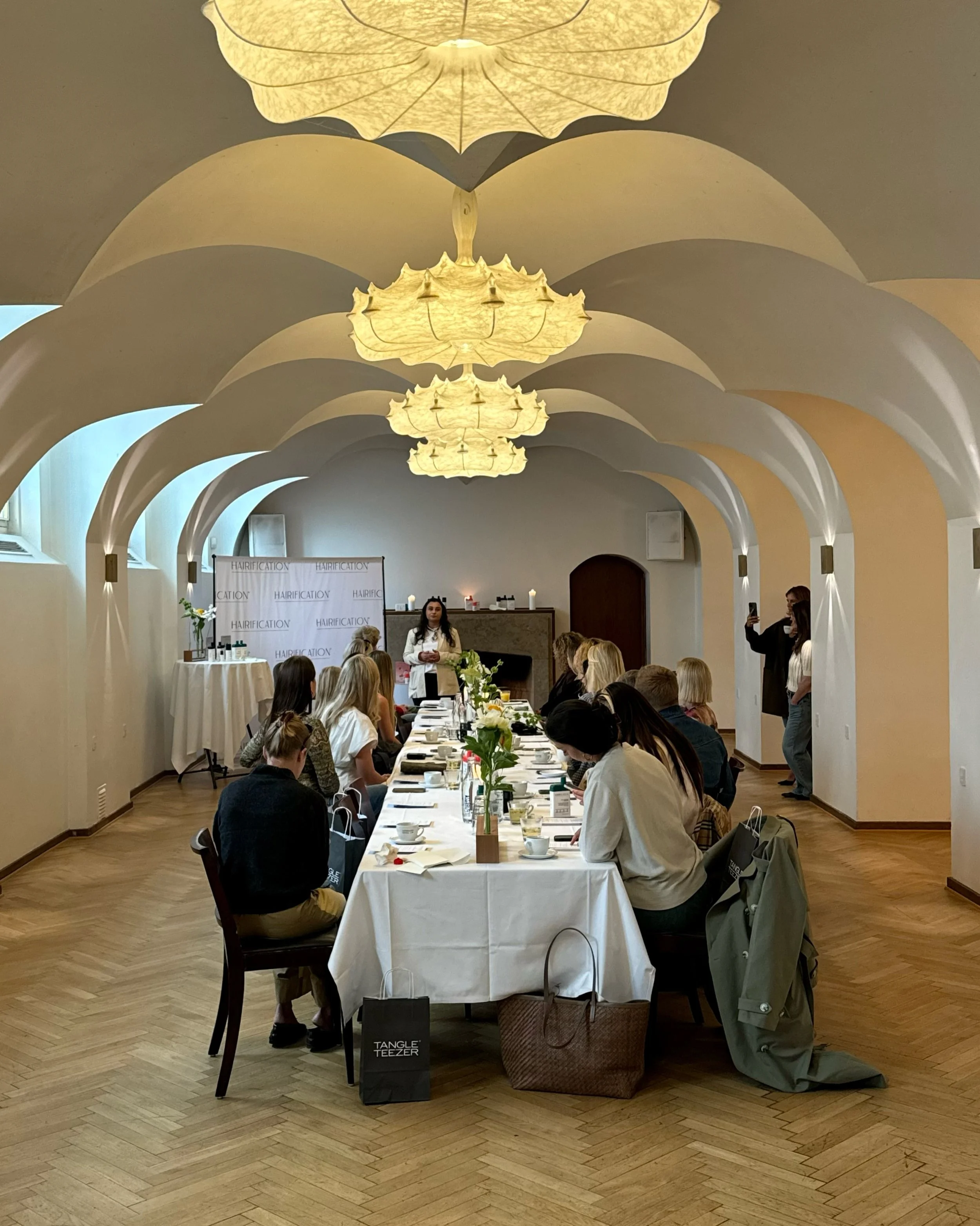 En s&aelig;rlig formiddag i Frederiksberg R&aring;dhusk&aelig;lder i anledning af lanceringen af det australske brand @hairification_haircare p&aring; det danske marked 🤍

@sidselmarieboeg holdt et inspirerende opl&aelig;g, hvor hun delte sin eksper