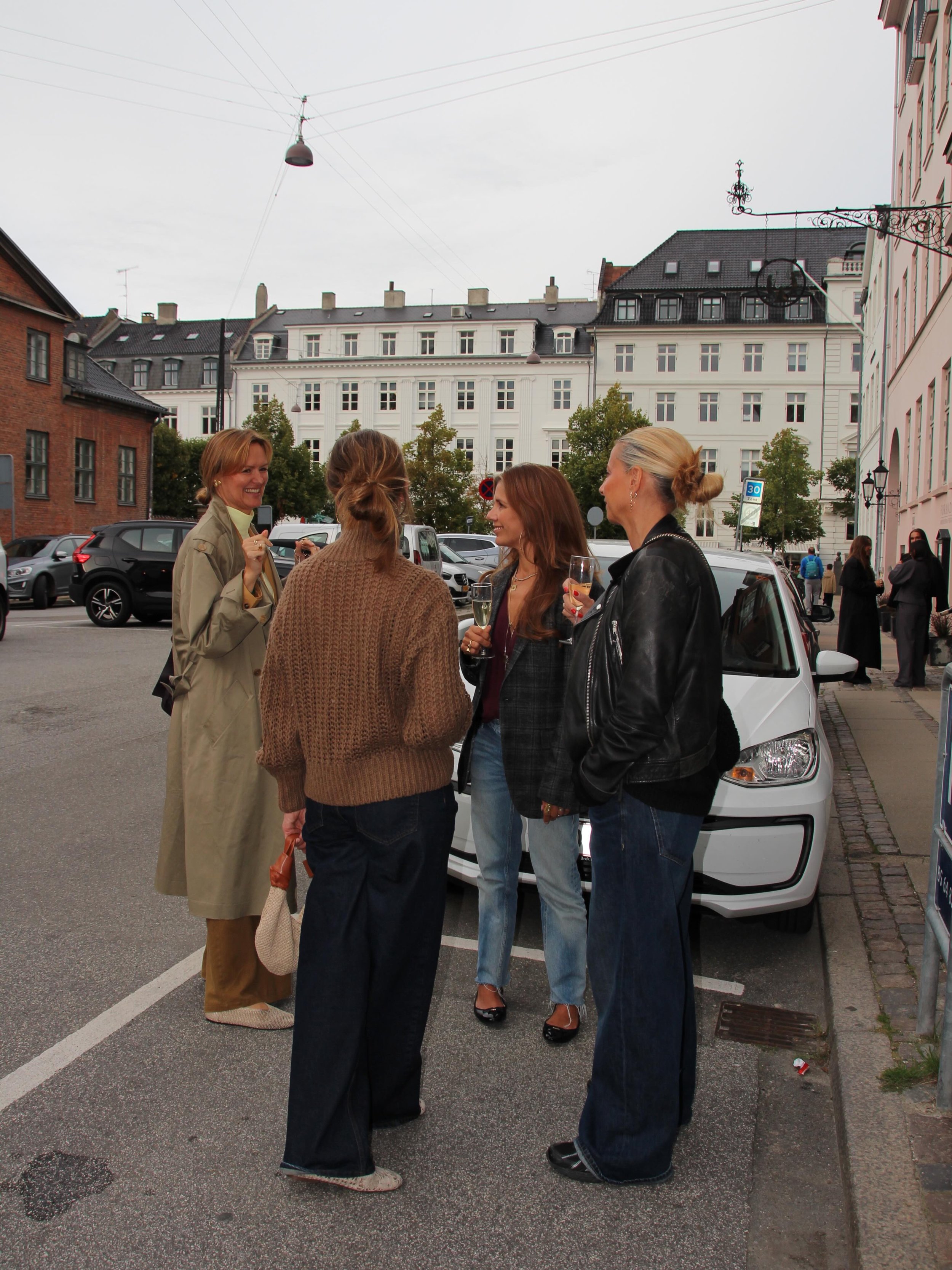 En sk&oslash;n m&aring;de at skyde efter&aring;ret i gang p&aring; med fredagsbar 🍂🥂
Tusind tak til alle de sk&oslash;nne mennesker, der kiggede forbi - det betyder virkelig meget. Og en s&aelig;rlig tak til @snck.official, @lakridsbybulow, @rawbit
