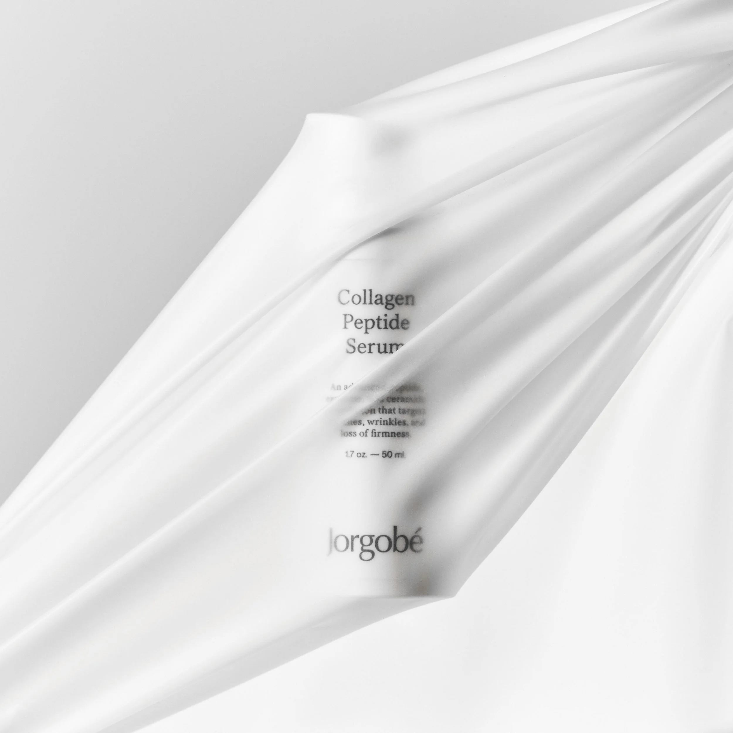 Nyhed🤍🤍 
M&oslash;d det nyeste medlem af Jorgob&eacute;-familien. Collagen Peptide Serum er formuleret med fem peptider og veganske biomimetiske exosomer, der m&aring;lrettet arbejder p&aring; fine linjer, rynker og tab af fasthed.

En ny favorit t