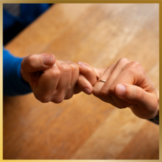 "Soutien mutuel entre aidants familiaux symbolisé par des mains qui se tiennent - prévention de l'épuisement des aidants en Bretagne"