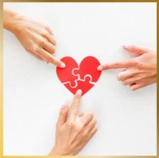 "Équipe reconstituant ensemble un cœur en puzzle symbolisant la cohésion et le soutien mutuel - ateliers collectifs pour équipes médico-sociales en Bretagne"