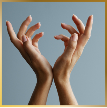 "Bras levés et mains ouvertes symbolisant la libération émotionnelle après une séance de Vibraction - accompagnement à Rennes"